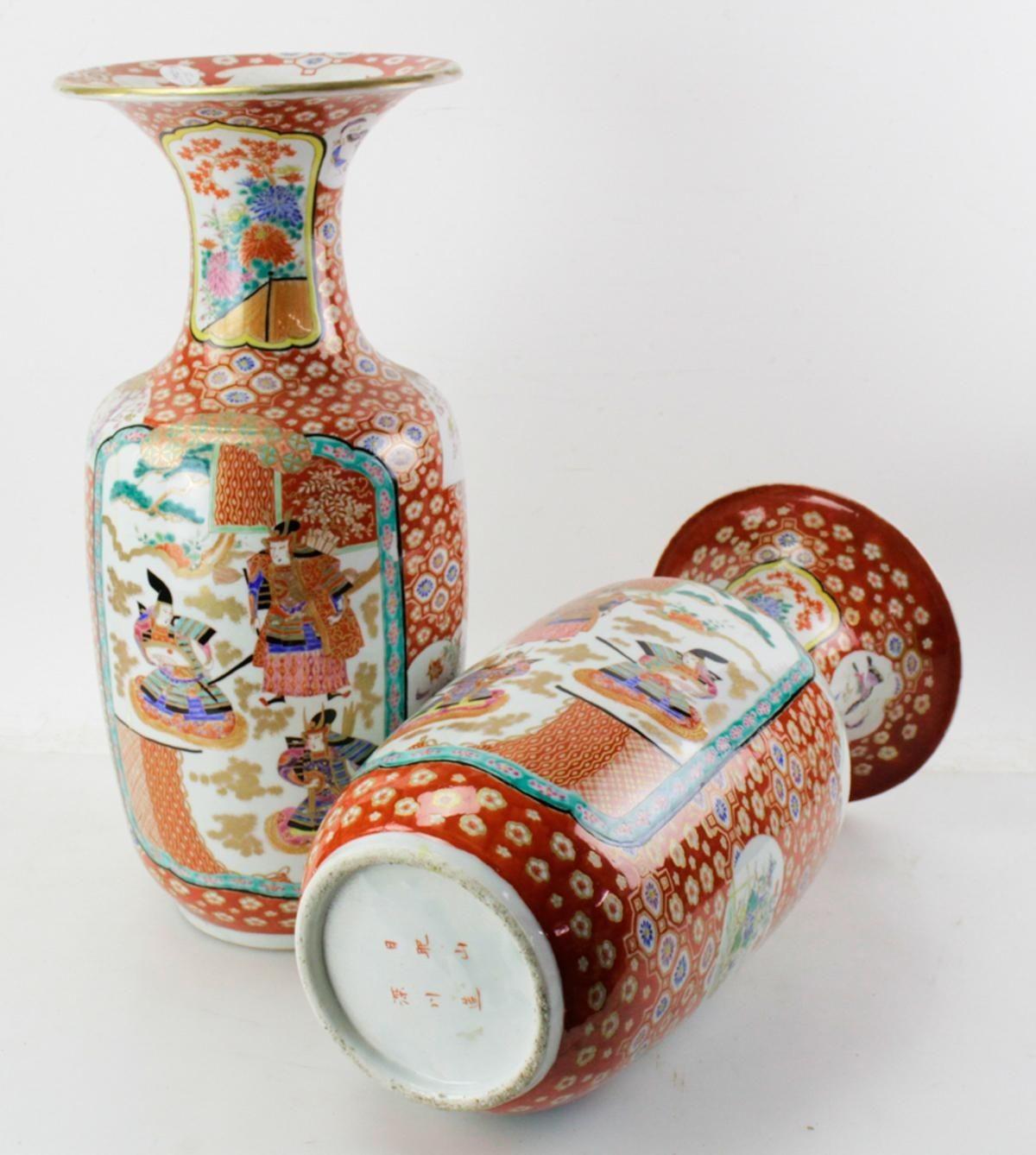 Pair of Late 19th Century Japanese Porcelain Vases For Sale 2