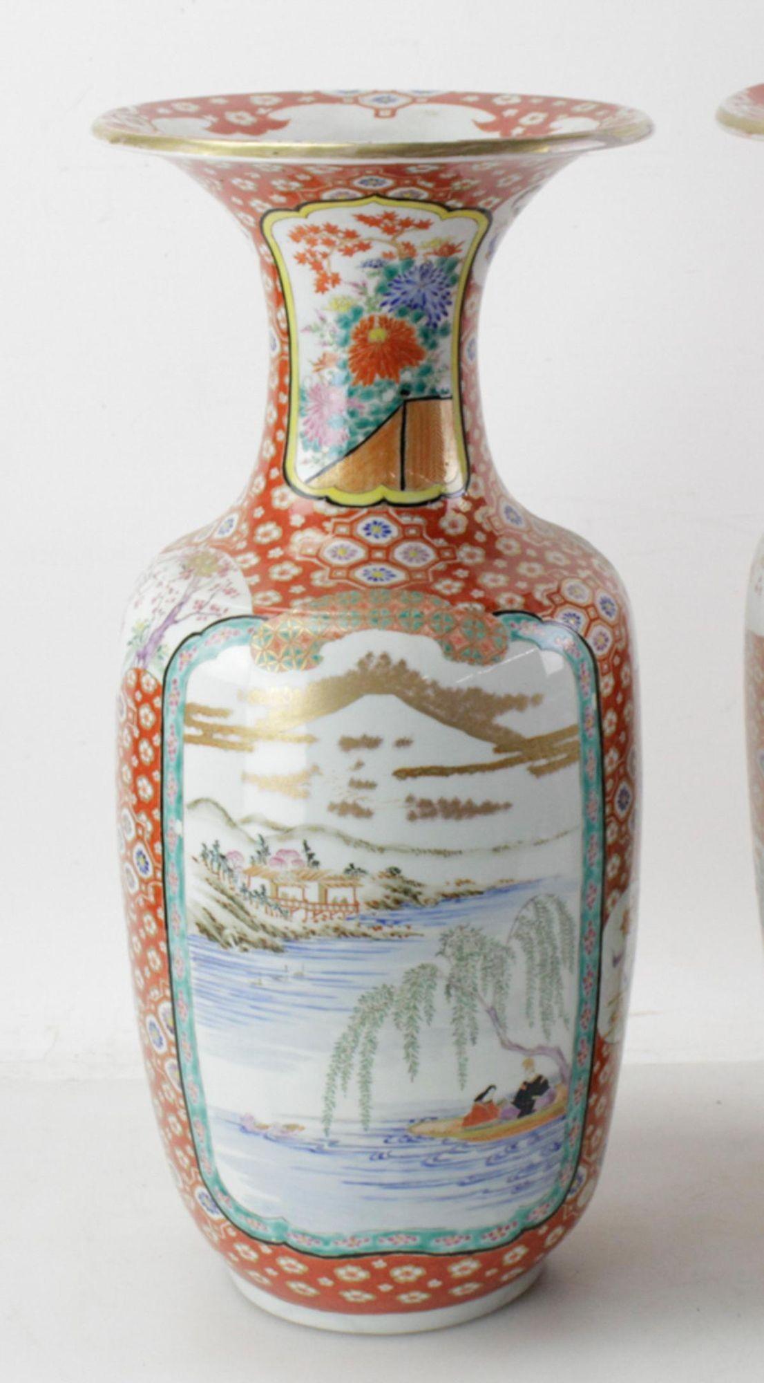 Paire de vases en porcelaine japonaise de la fin du XIXe siècle en vente 2
