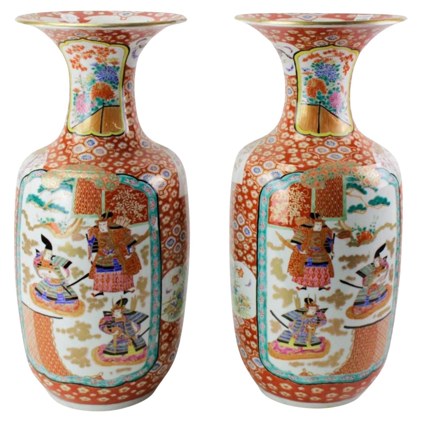 Paar japanische Porzellanvasen des späten 19. Jahrhunderts