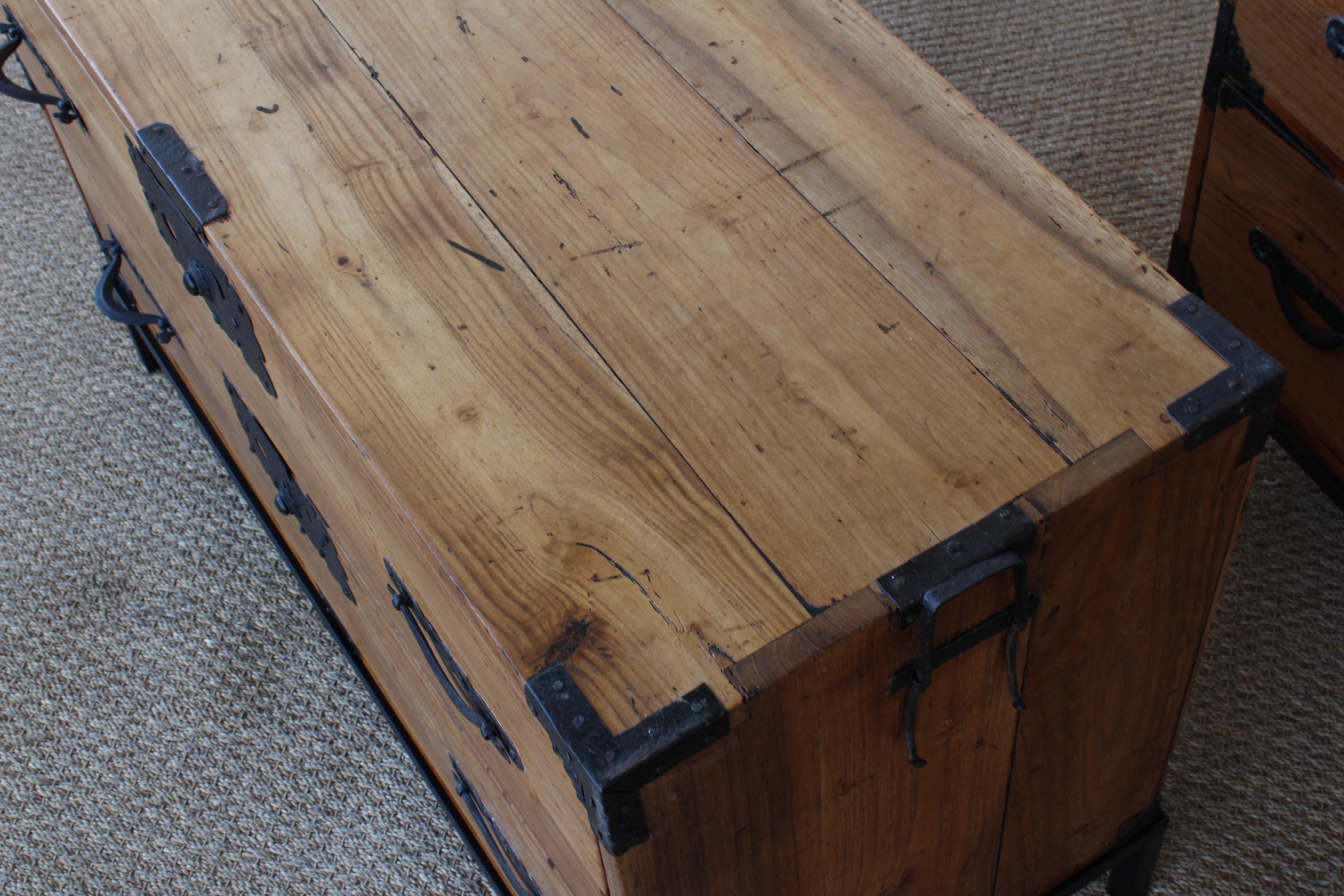 Pair of Late 19th Century Japanese Tansu Chests 5