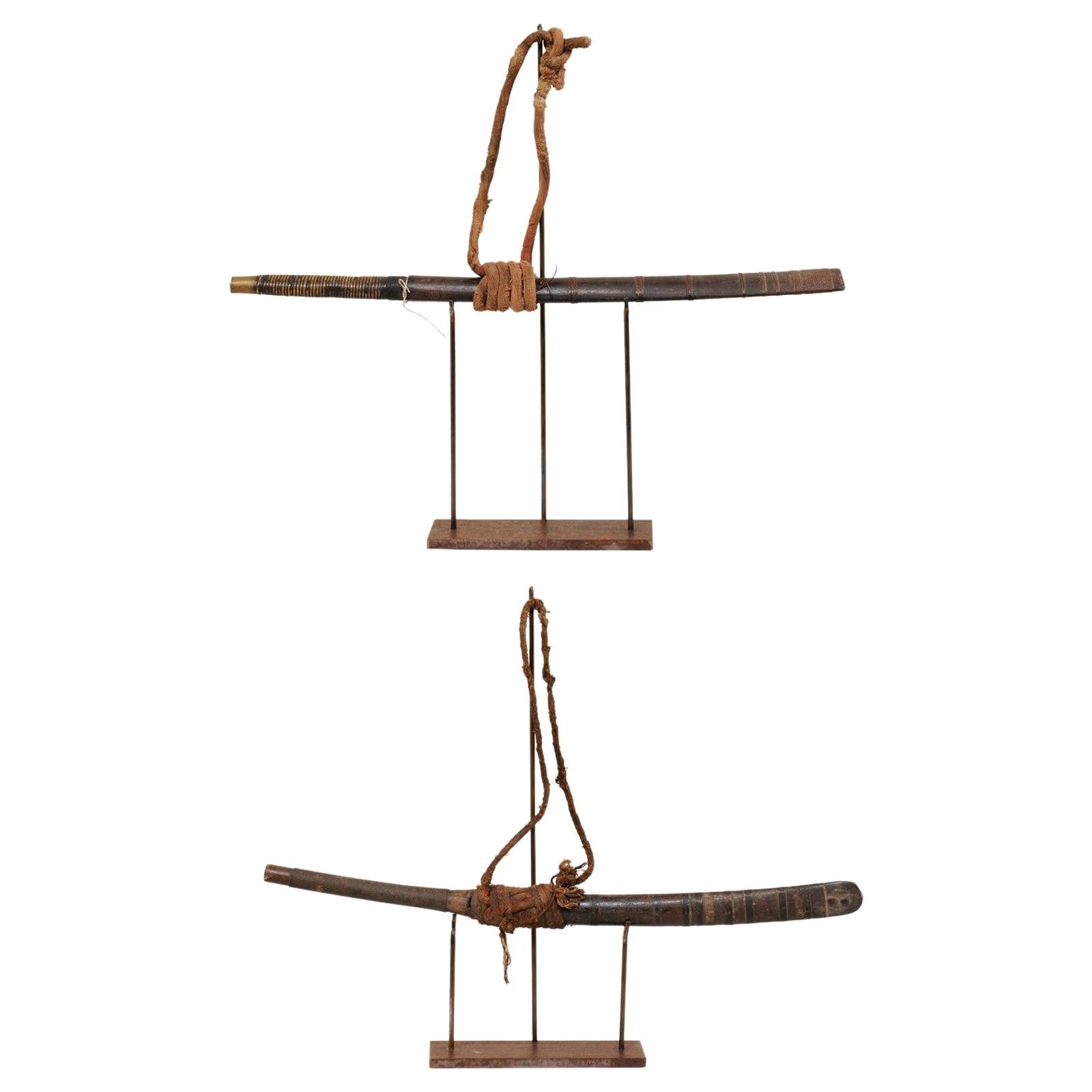 Paar laosische Schwerter des späten 19. Jahrhunderts auf maßgefertigten Ständern