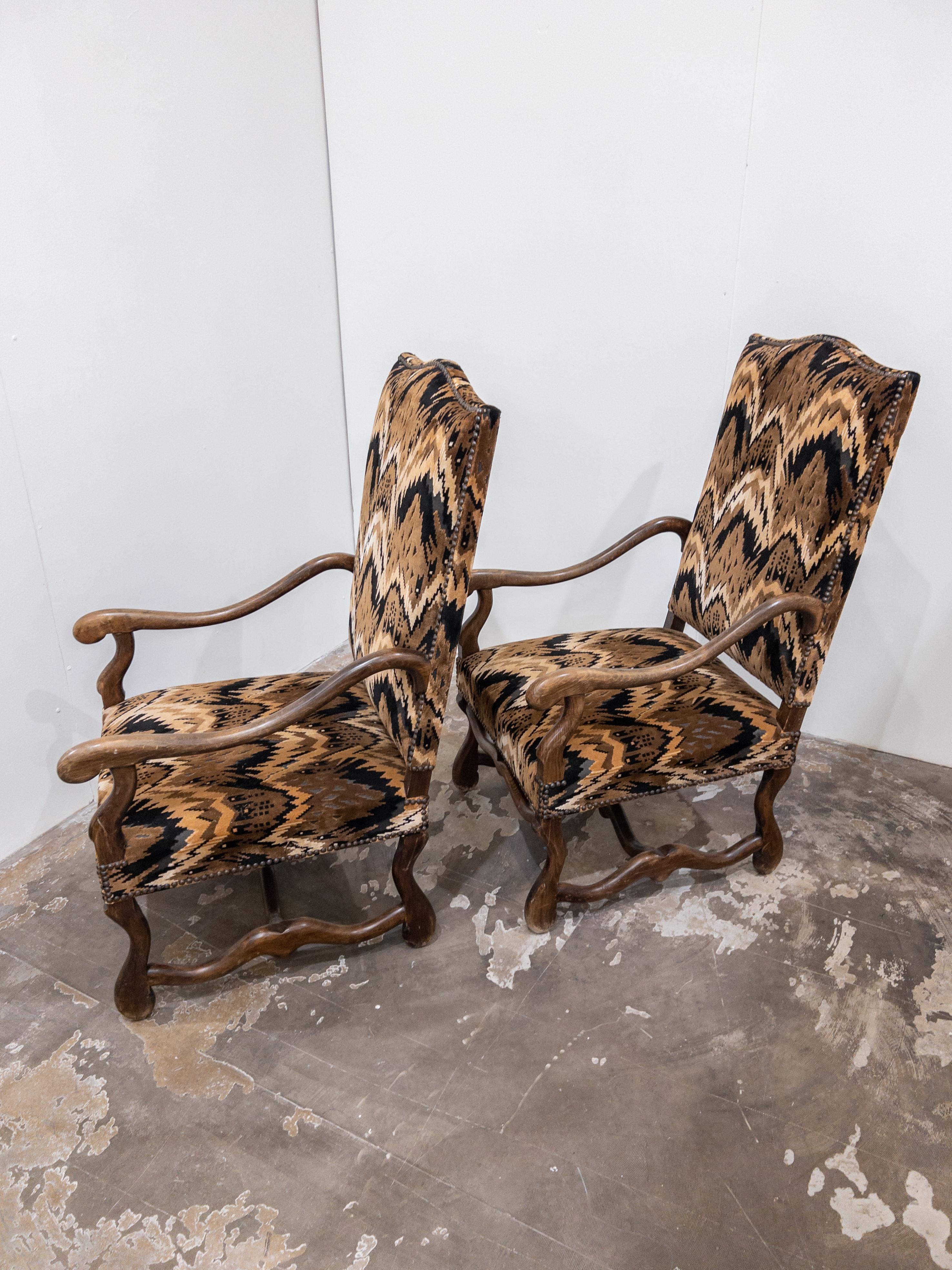Français Paire de chaises à accoudoirs Mouton de style Louis XIII de la fin du 19e siècle en vente