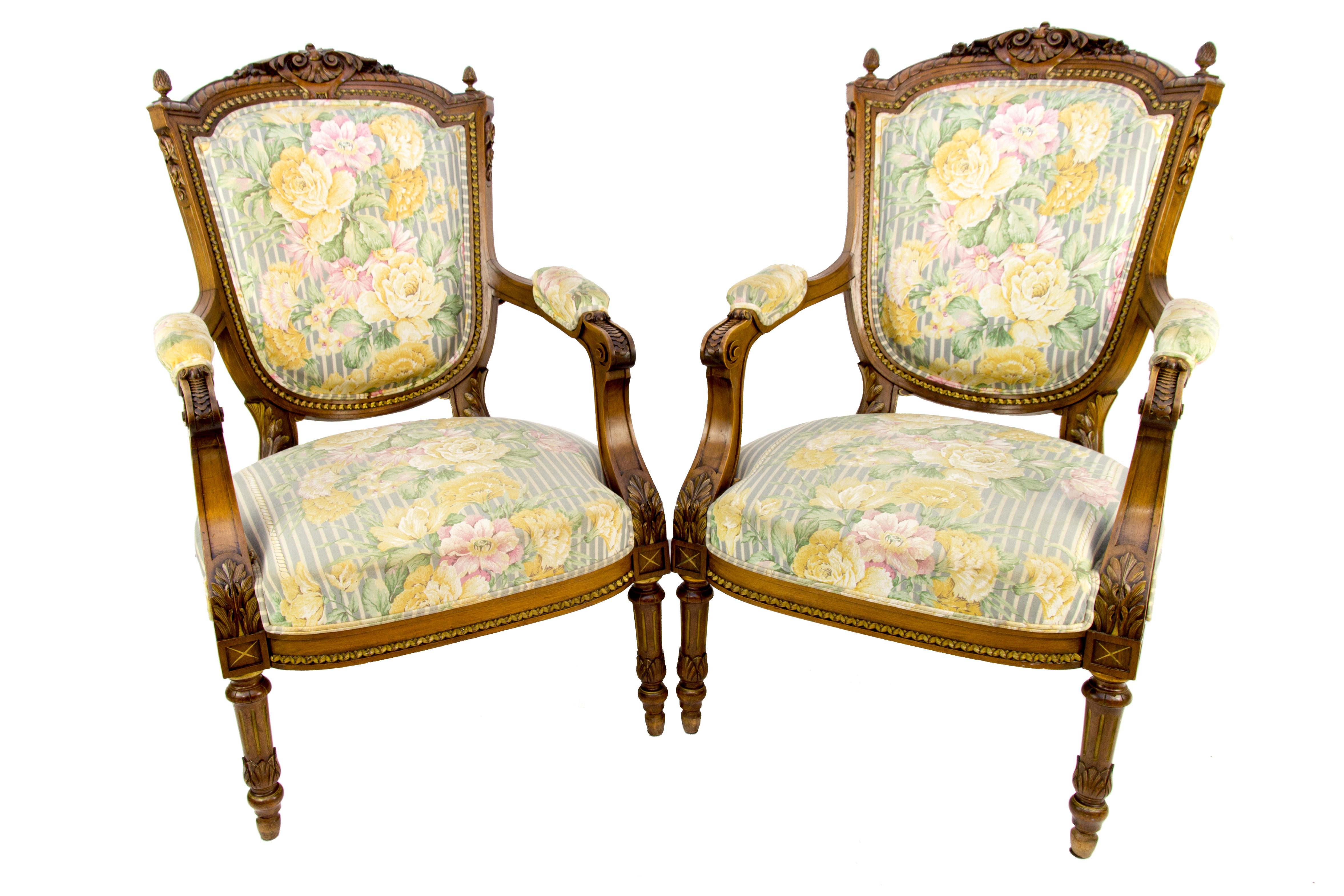 Pair of beautifully carved Louis XVI style armchairs (or Fauteuils) with giltwood details, made of walnut in the late 19th century. Wonderful quality hand carved acanthus leaves and foliate decoration carvings around frame, raised on turned tapering