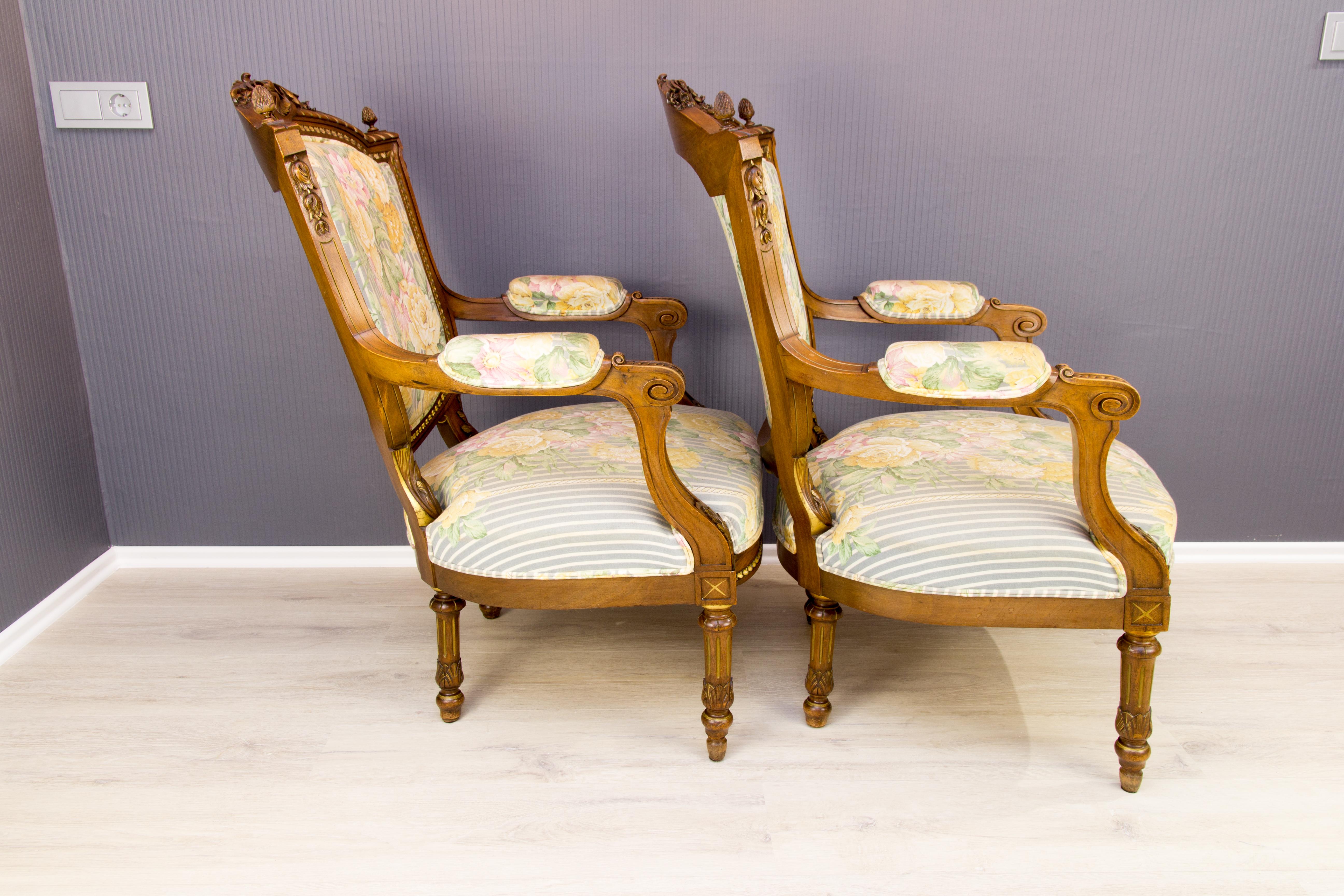 Pair of Late 19th Century Louis XVI Style Walnut Armchairs In Good Condition In Barntrup, DE