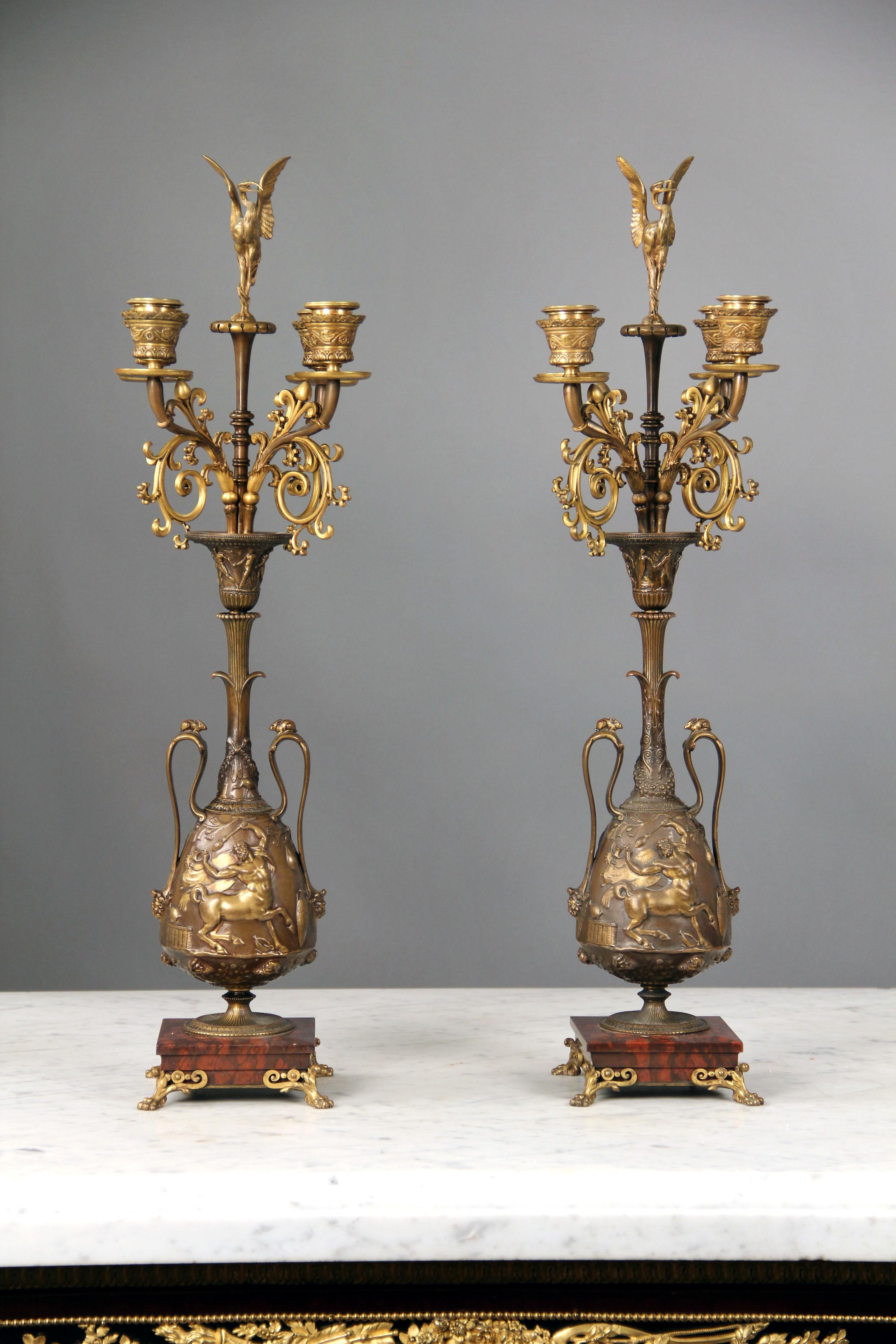 Coppia di candelabri a quattro luci in marmo Rouge Griotte e bronzo patinato di Napoleone III della fine del XIX secolo

Firmato F. Levillian e F. Barbedienne

Ciascuna di esse è sormontata da una cicogna, il corpo a forma di urna è affiancato