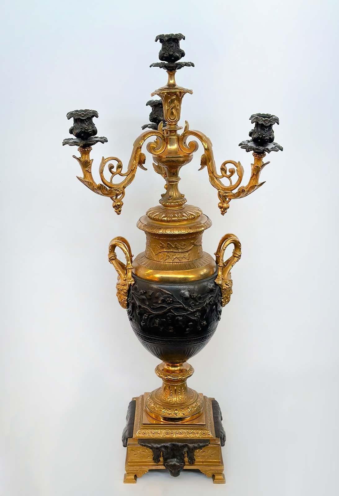 Paar vergoldete und patinierte Bronzekandelaber mit vier Lichtern im Stil von Napoleon III. Hergestellt in Frankreich, Ende des 19. Jahrhunderts. Die filigrane Verarbeitung verleiht jedem Raum eine besondere Ausstrahlung.
Abmessungen:
29,25 