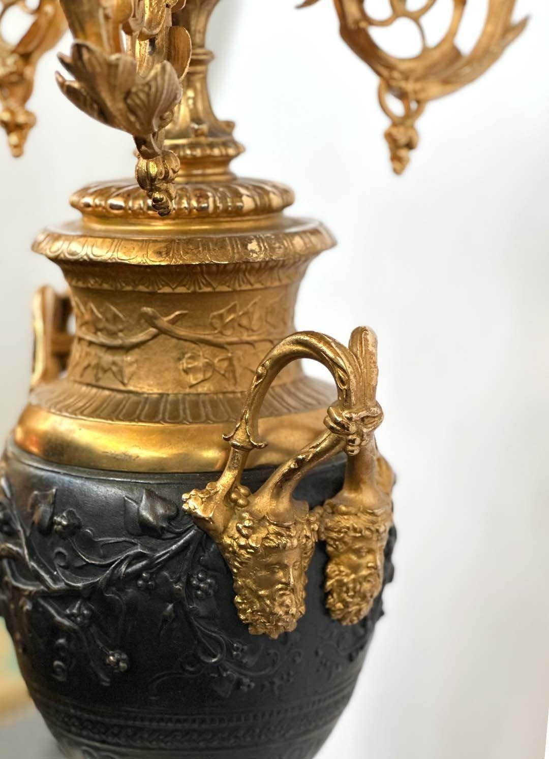 Paar Napoleon III.-Kandelaber aus vergoldeter und patinierter Bronze aus dem späten 19. Jahrhundert (Patiniert) im Angebot