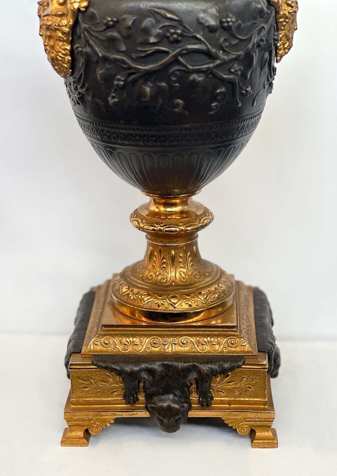 Paar Napoleon III.-Kandelaber aus vergoldeter und patinierter Bronze aus dem späten 19. Jahrhundert im Zustand „Gut“ im Angebot in Los Angeles, CA