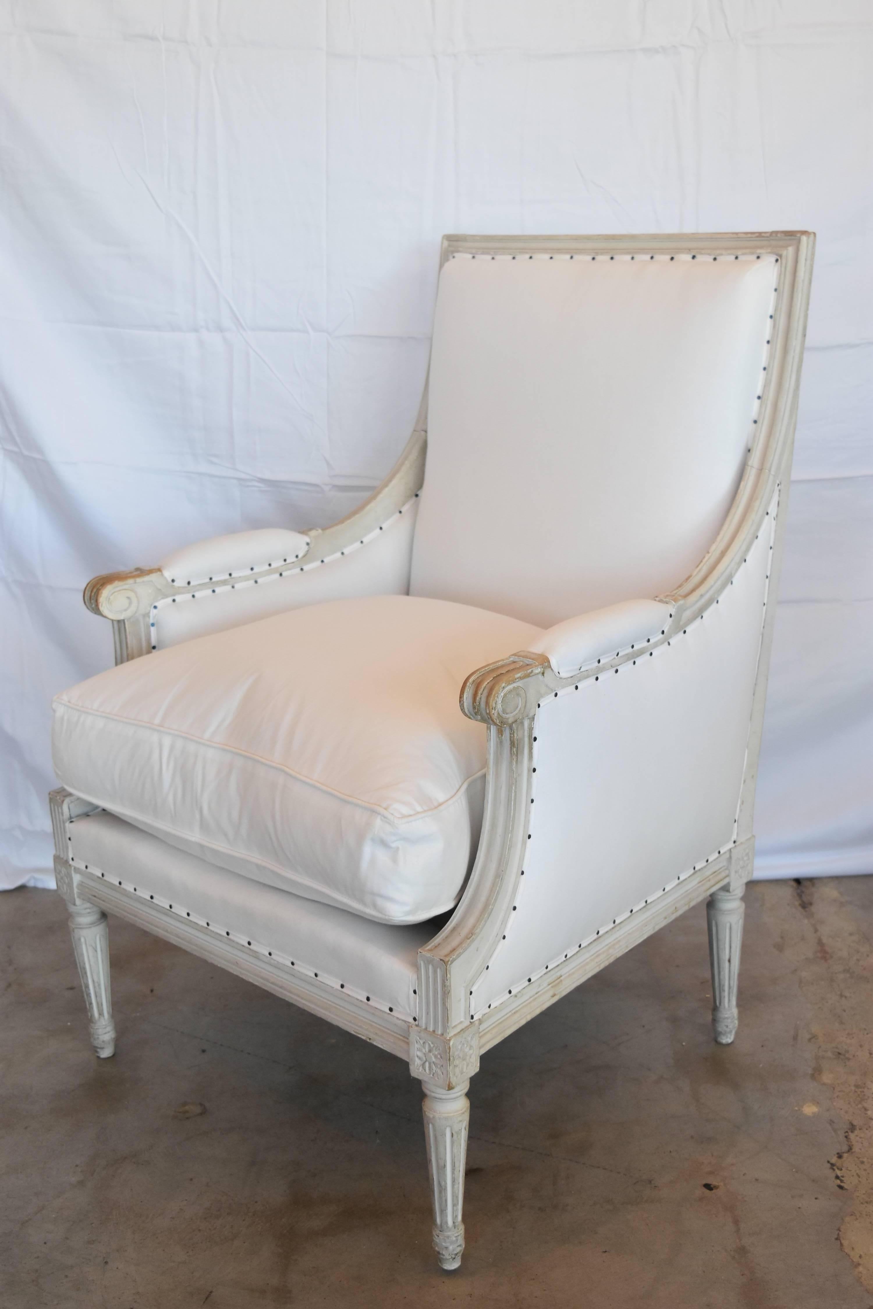 Hand-Carved Pair of Late 19th Century Painted Gray Louis XVI Style French Bergere Armchairs