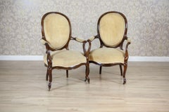 Coppia di poltrone in noce di fine Ottocento con tappezzeria beige