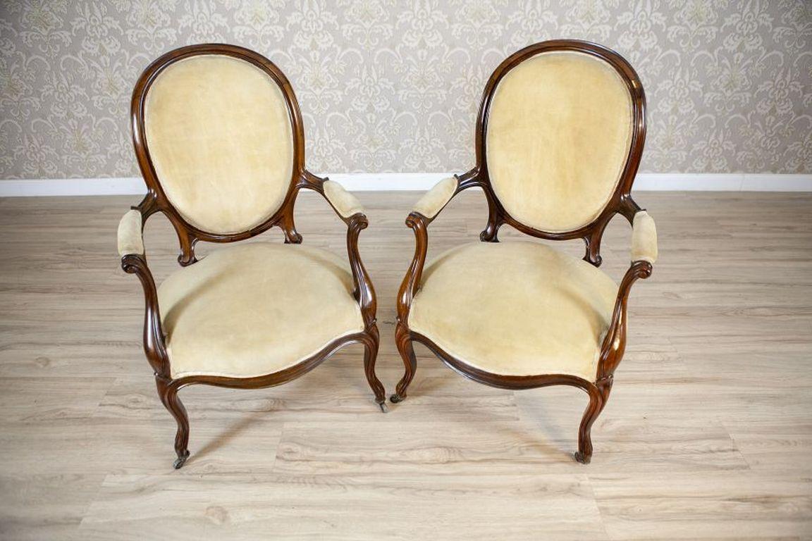 European Pair of Late-19th Century Walnut Armchairs in Beige Upholstery For Sale