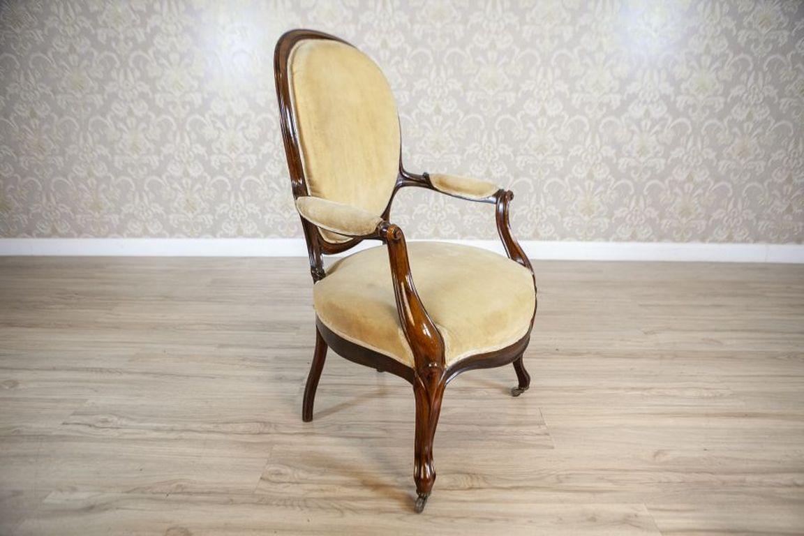Paar Sessel aus Nussbaumholz mit beiger Polsterung aus dem späten 19. im Zustand „Gut“ im Angebot in Opole, PL