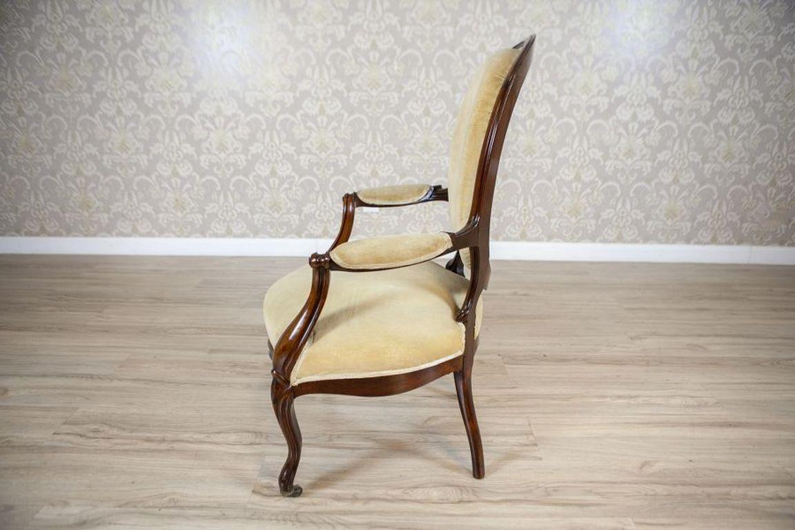 Paar Sessel aus Nussbaumholz mit beiger Polsterung aus dem späten 19. (19. Jahrhundert) im Angebot
