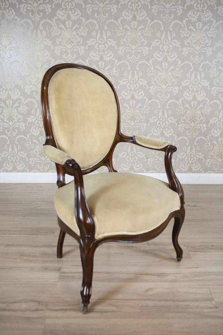 Pair of Late-19th Century Walnut Armchairs in Beige Upholstery For Sale 3