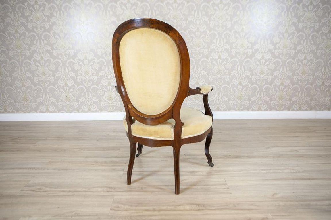 Paar Sessel aus Nussbaumholz mit beiger Polsterung aus dem späten 19. im Angebot 1