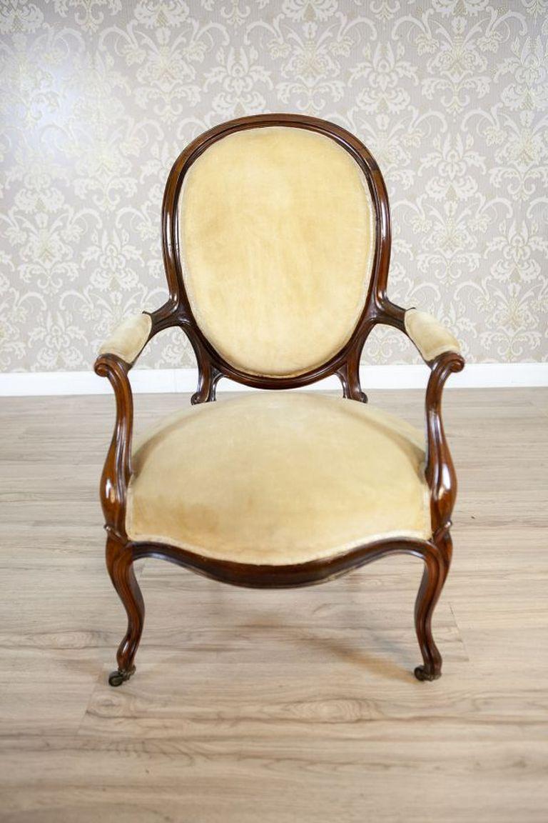 Pair of Late-19th Century Walnut Armchairs in Beige Upholstery For Sale 4