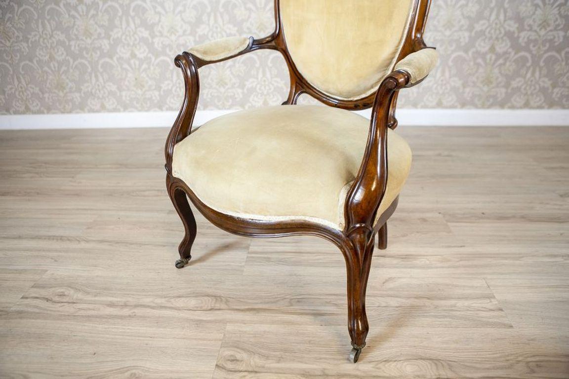 Pair of Late-19th Century Walnut Armchairs in Beige Upholstery For Sale 5