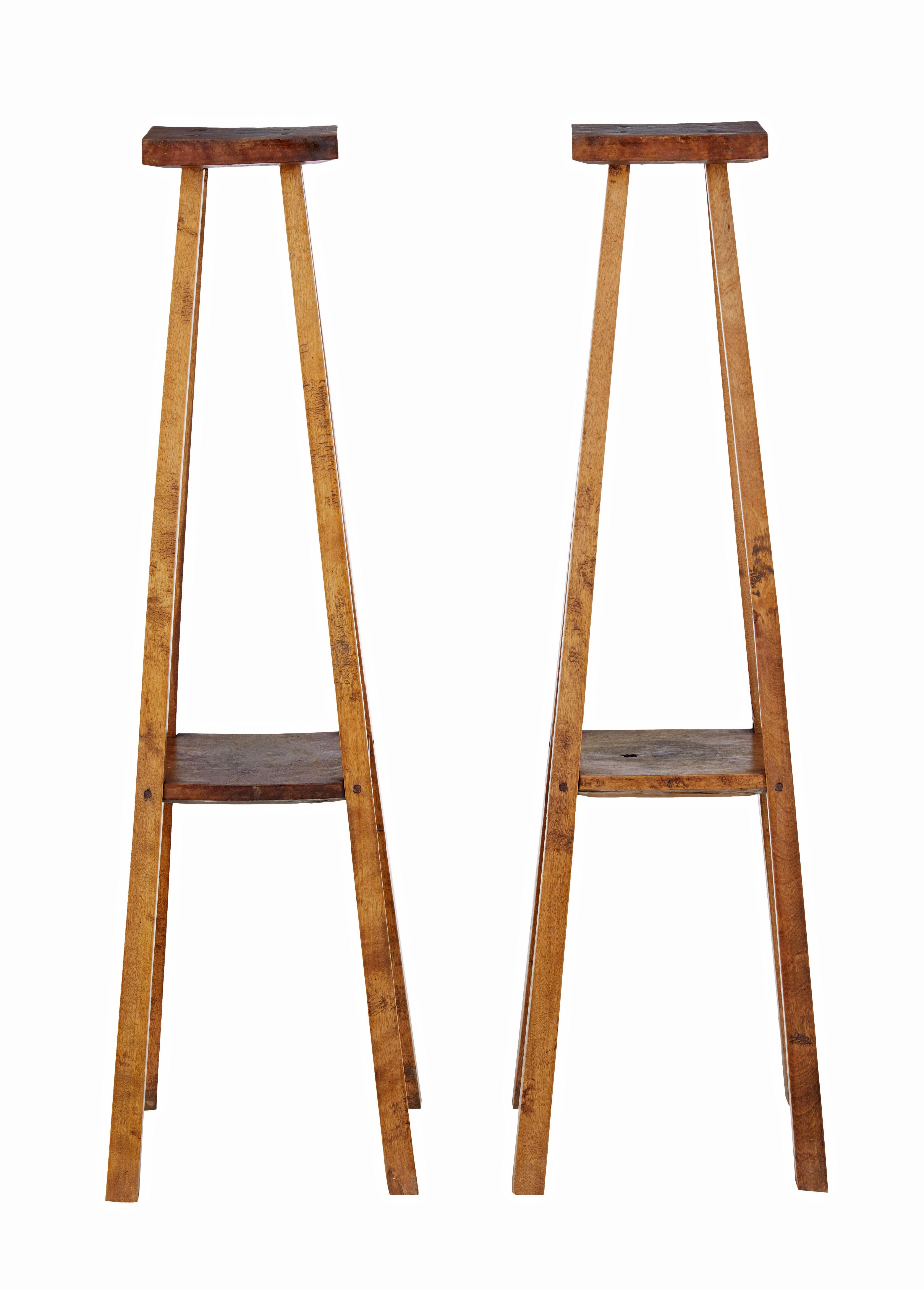 Paire de guéridons en chêne rustique de la fin du XIXe siècle, vers 1890.

Paire de caissons scandinaves de fabrication rustique.  Surface supérieure carrée de 6,5