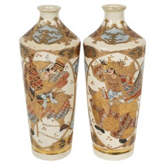 Paar Satsuma-Vasen aus dem späten 19. Jahrhundert, die Krieger darstellen, markiert