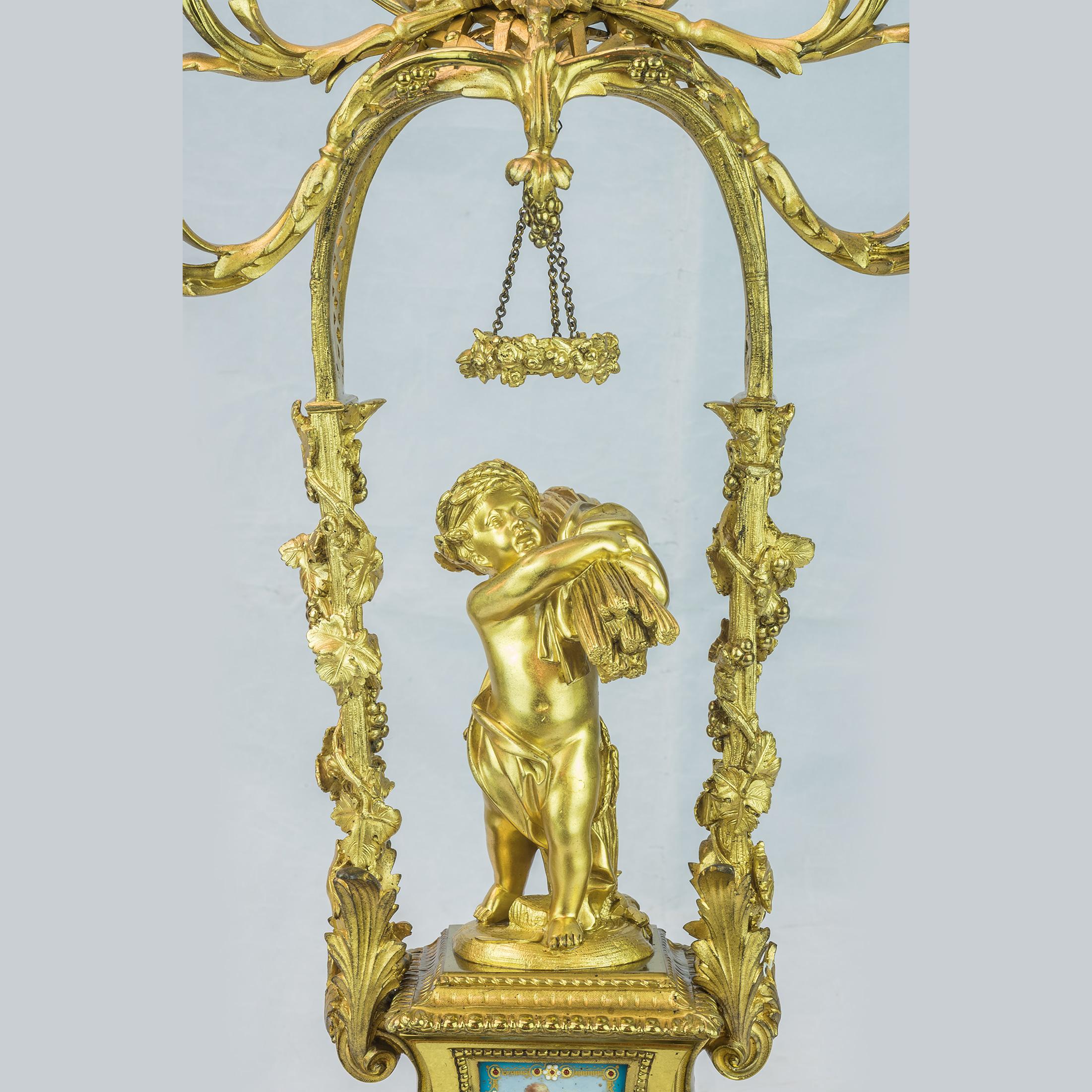 Dorato Coppia di candelabri figurativi a sei luci in bronzo dorato della fine del XIX secolo in vendita