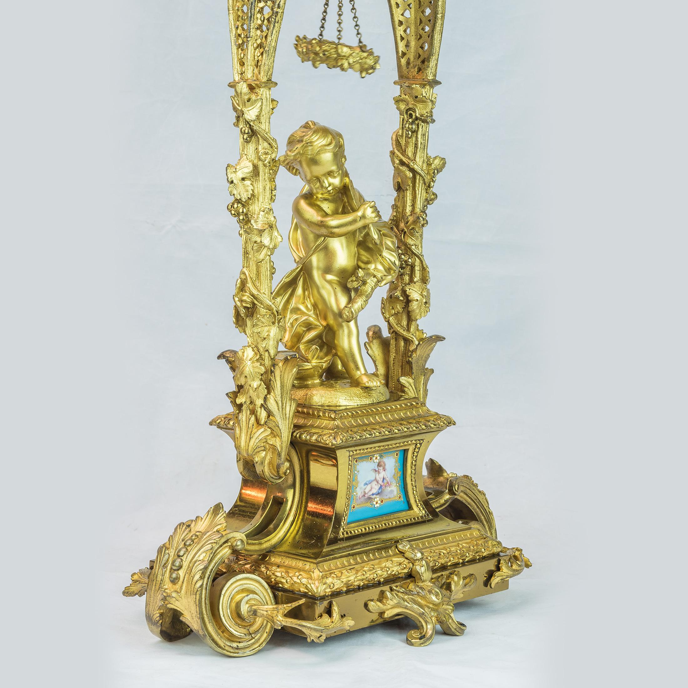 Coppia di candelabri figurativi a sei luci in bronzo dorato della fine del XIX secolo In condizioni buone in vendita a New York, NY
