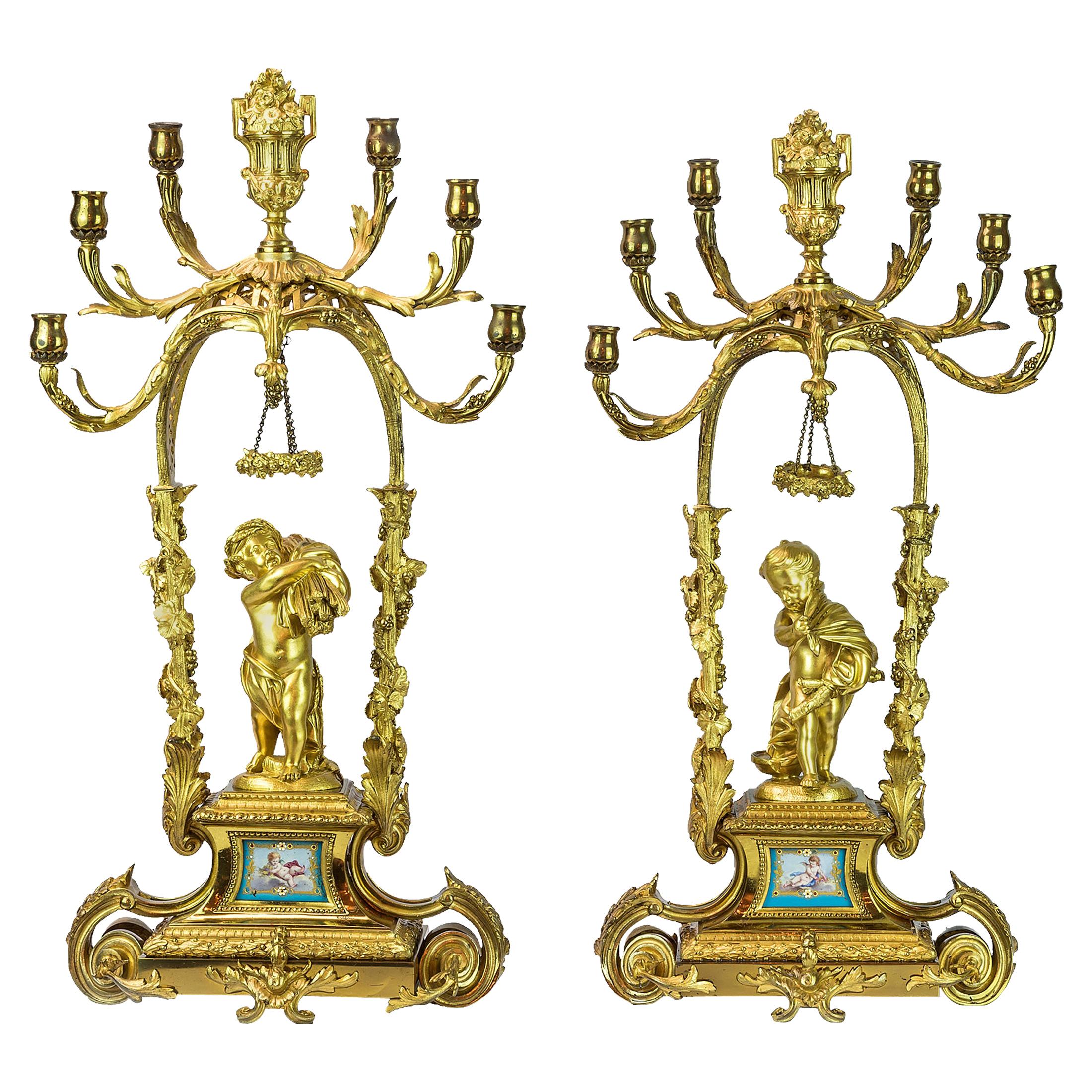 Paar figurale Sechs-Licht-Kandelaber aus vergoldeter Bronze des späten 19. Jahrhunderts