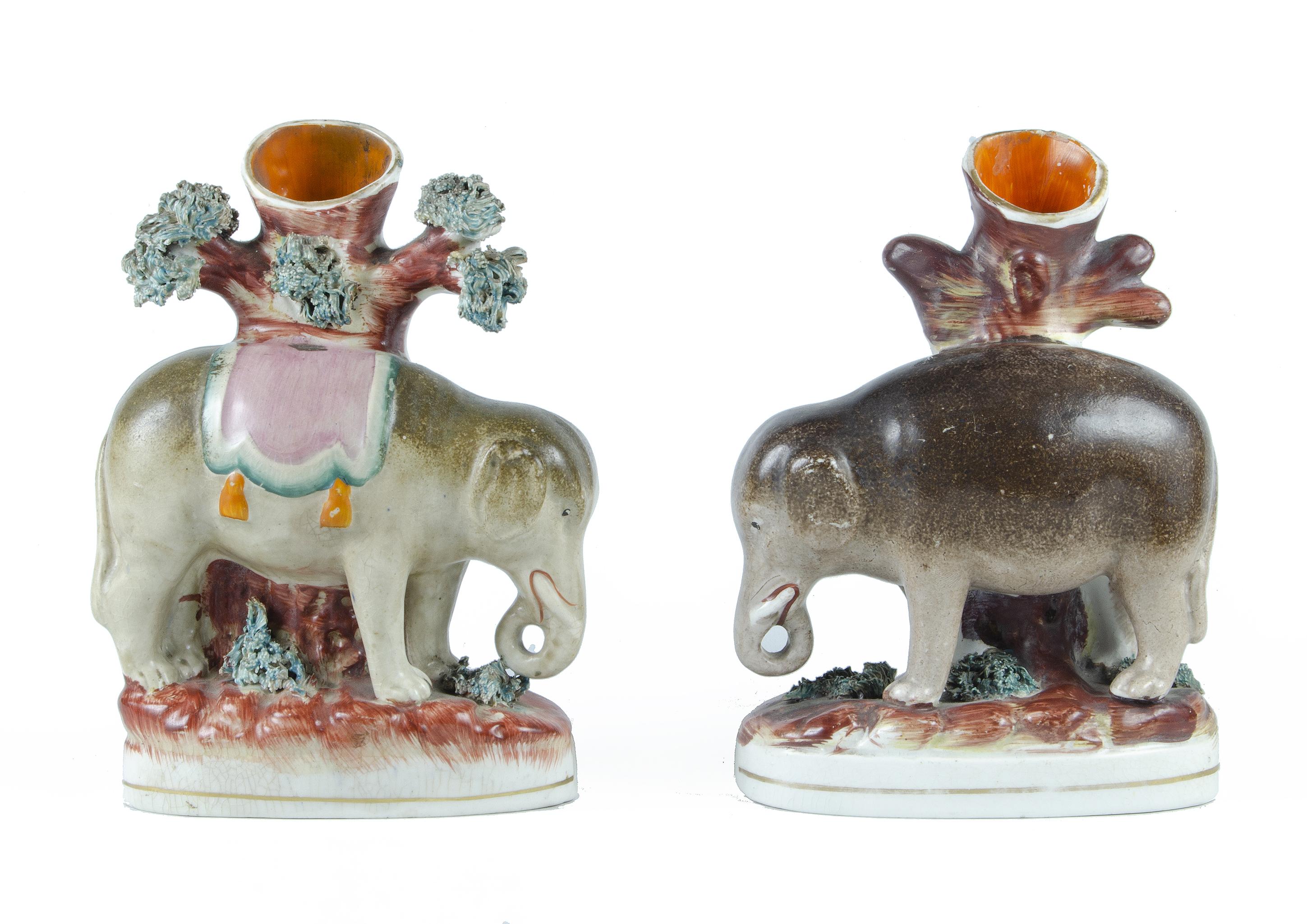 Paire de sculptures d'éléphants/vases à déversement en faïence Staffordshire de la fin du 19e siècle, Angleterre

Par : Staffordshire
MATERIAL : poterie, faïence, céramique, émail, argile, peinture
Technique : moulé, pressé, peint, peint à la main,