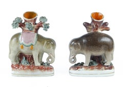Paire de sculptures d'éléphants/vases à bec en Staffordshire de la fin du 19e siècle, Angleterre