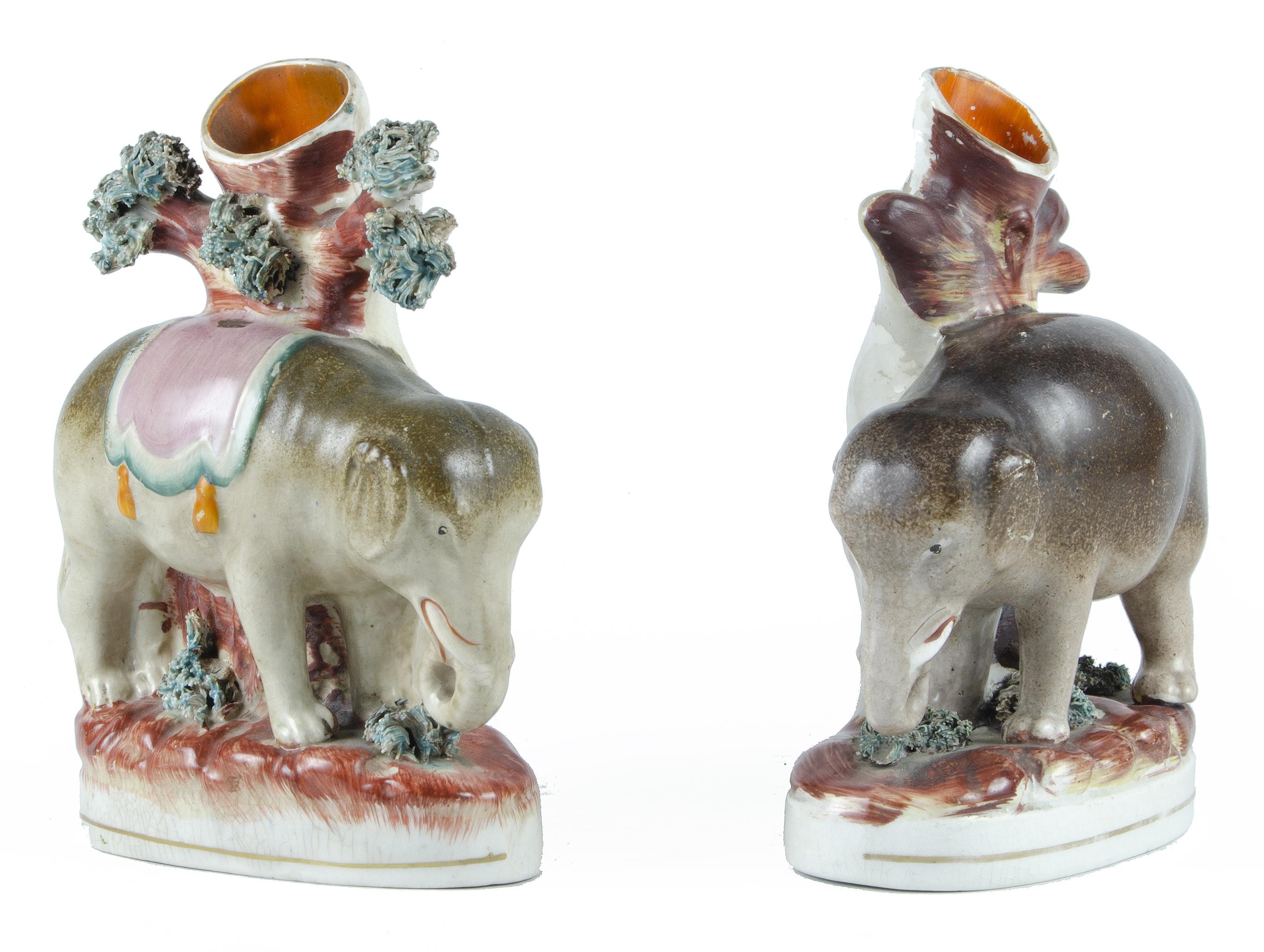 Victorien tardif Paire de sculptures d'éléphants/vases à bec en Staffordshire de la fin du 19e siècle, Angleterre en vente