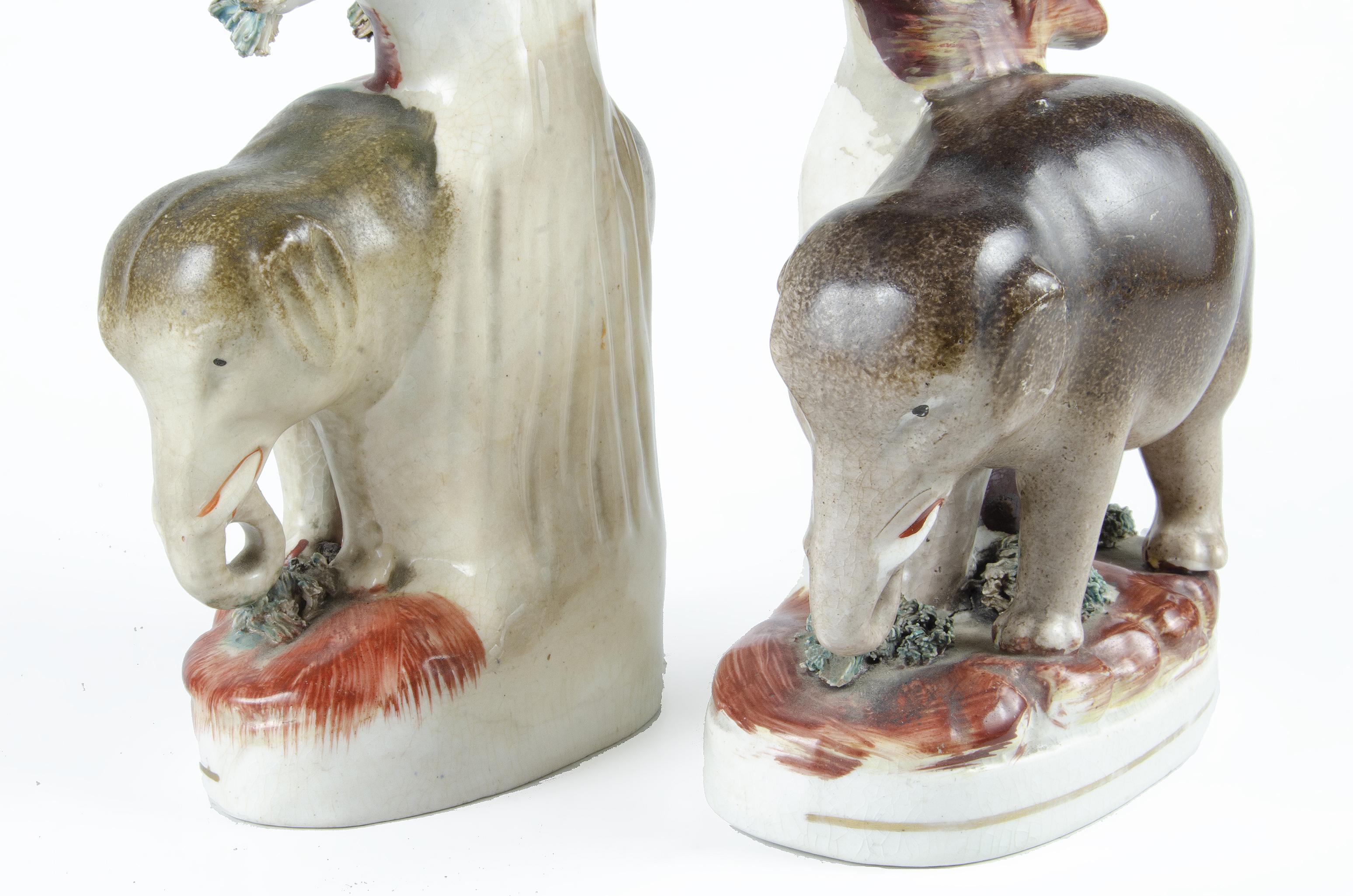 Anglais Paire de sculptures d'éléphants/vases à bec en Staffordshire de la fin du 19e siècle, Angleterre en vente