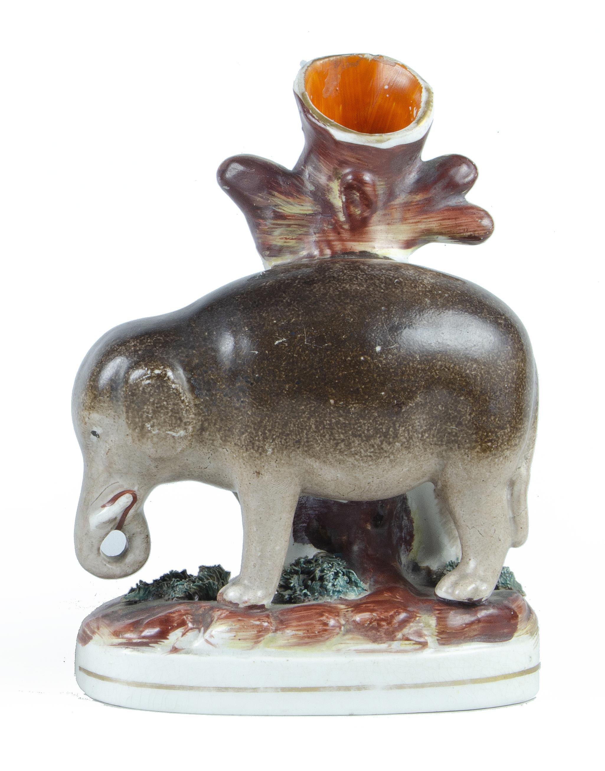 Émaillé Paire de sculptures d'éléphants/vases à bec en Staffordshire de la fin du 19e siècle, Angleterre en vente