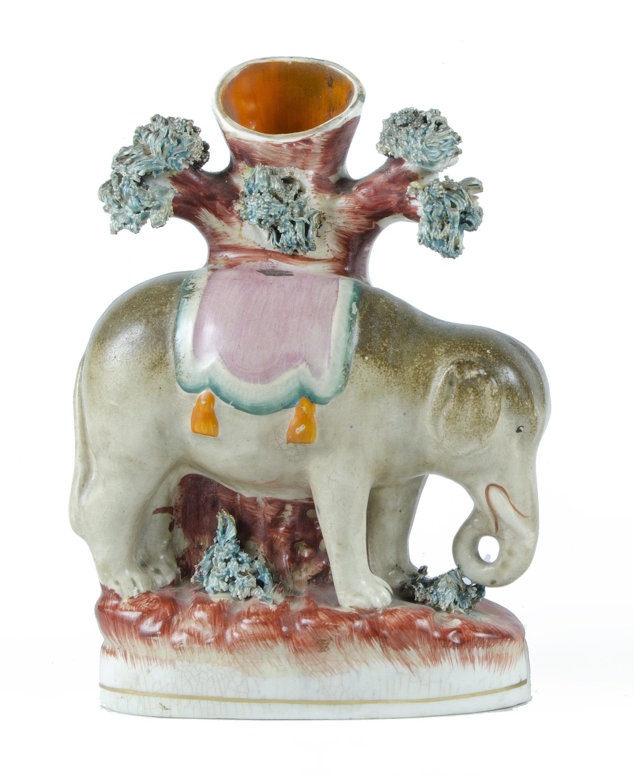 Paire de sculptures d'éléphants/vases à bec en Staffordshire de la fin du 19e siècle, Angleterre Bon état - En vente à North Miami, FL