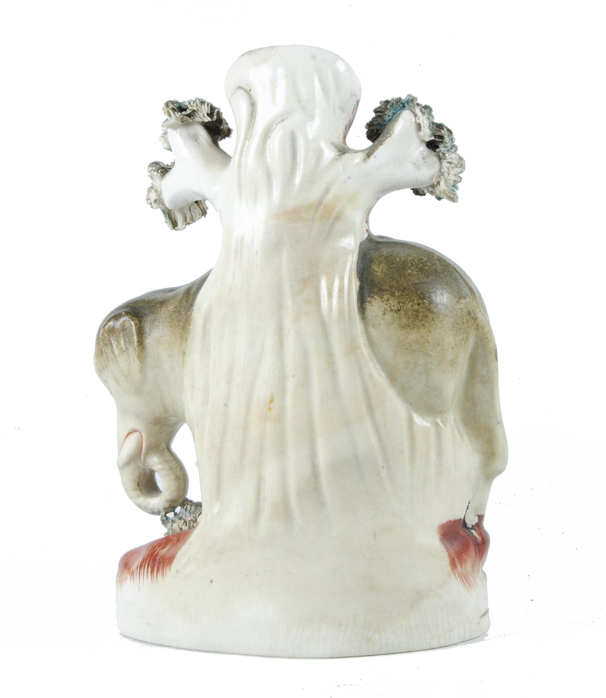Céramique Paire de sculptures d'éléphants/vases à bec en Staffordshire de la fin du 19e siècle, Angleterre en vente