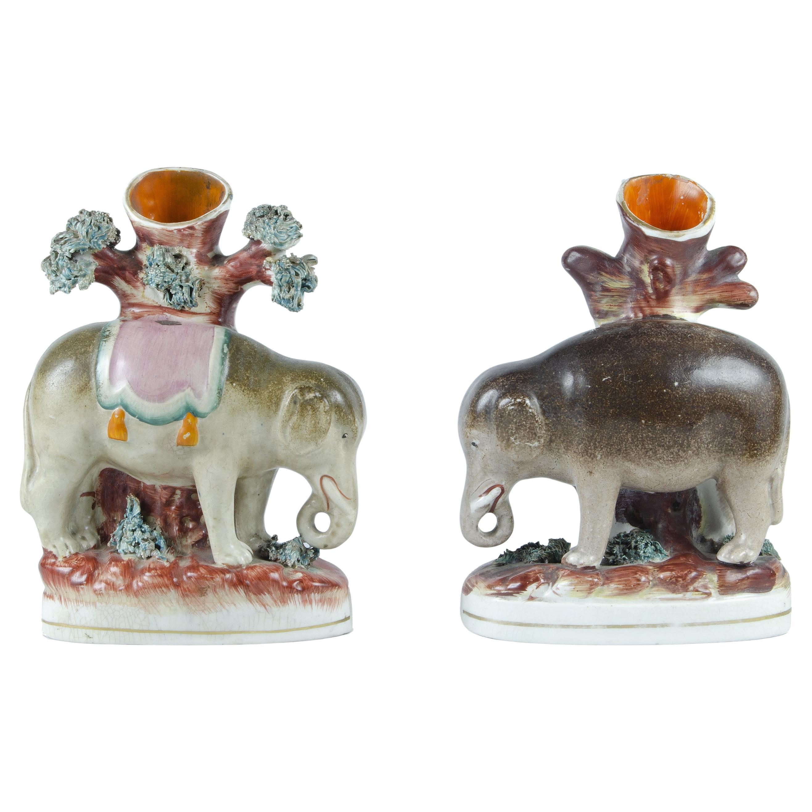 Paire de sculptures d'éléphants/vases à bec en Staffordshire de la fin du 19e siècle, Angleterre en vente