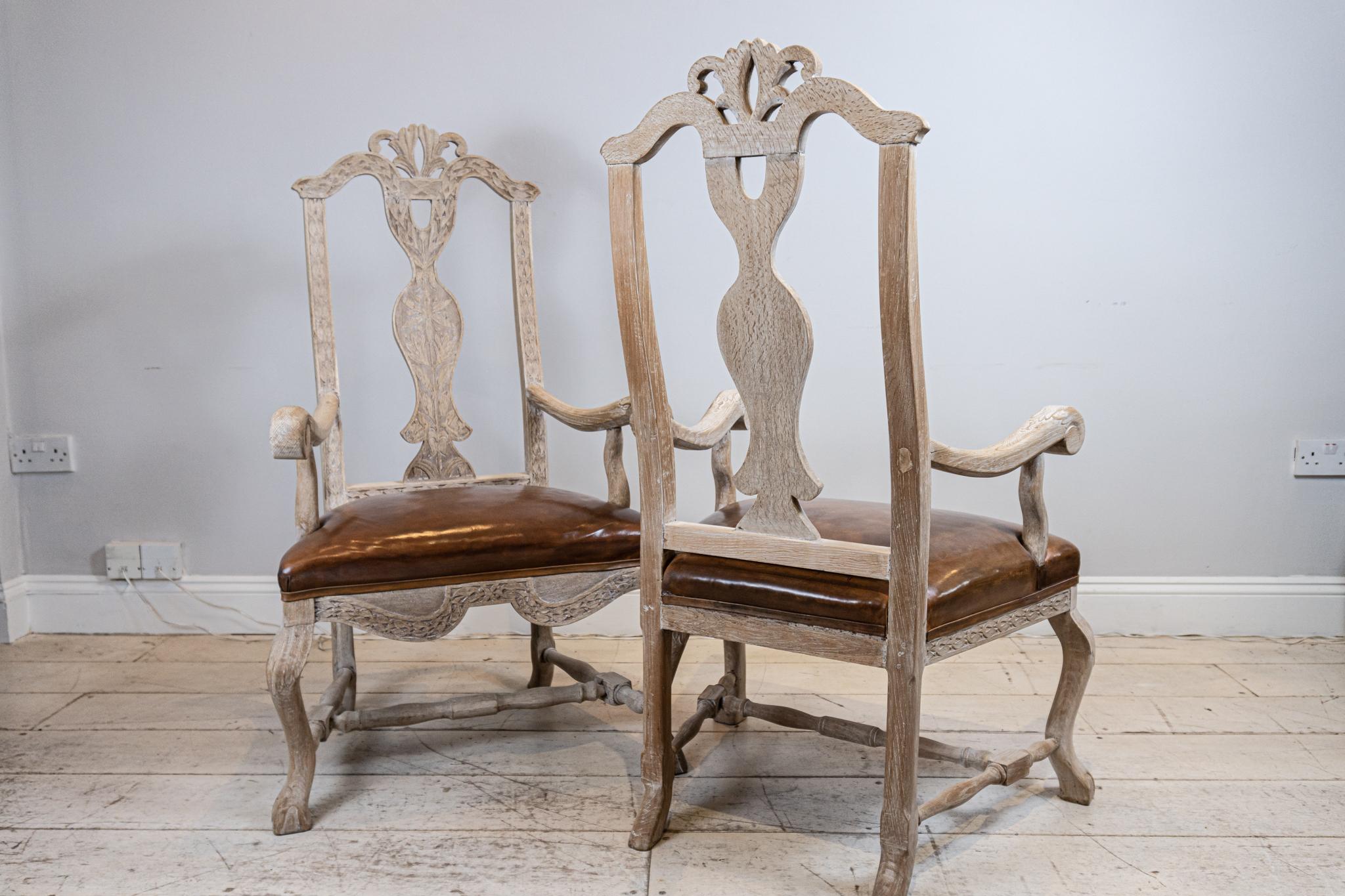 Paar schwedische geschnitzte Eichenholzstühle oder Beistellstühle aus dem späten 19. Jahrhundert (Gebleicht) im Angebot