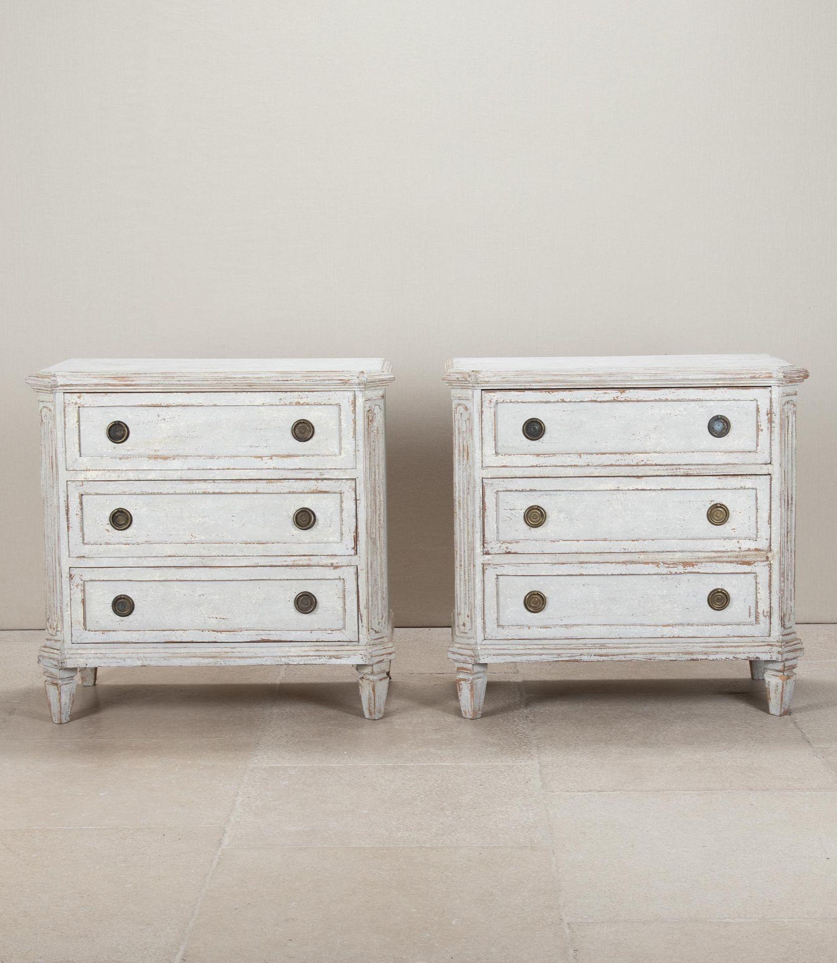 Coppia di commodes svedesi della fine del XIX secolo in stile Gustavia. Con belle incisioni e ridipinto in grigio tenue. Questa coppia funziona come comodini, in una sala da pranzo, in un salotto o in un corridoio. Circa 1890.