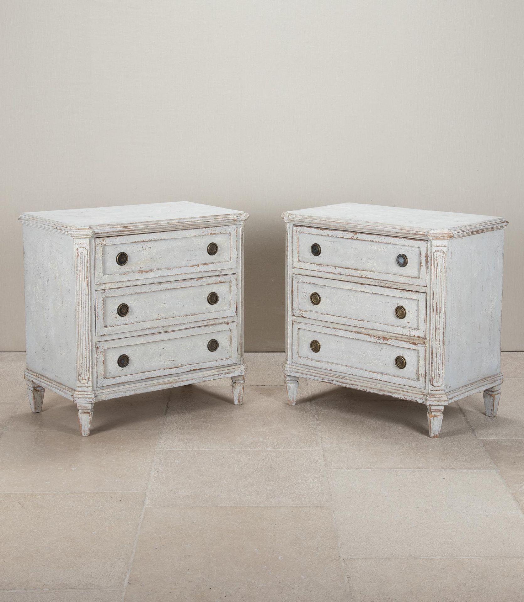 Svedese Coppia di commodes svedesi della fine del XIX secolo in stile gustaviano in vendita