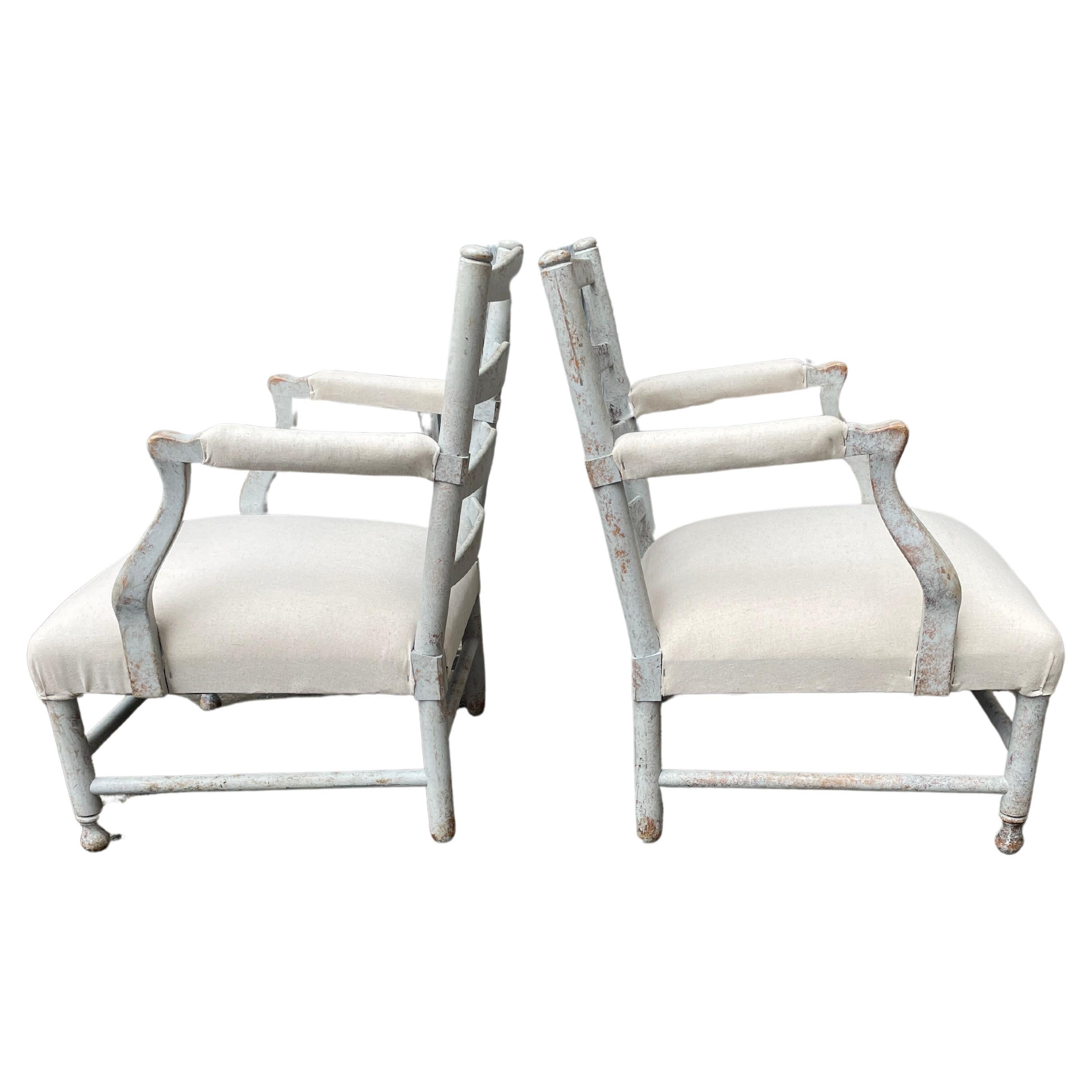 Fauteuils scandinaves Gripsholm peints en gris, une paire

Paire d'élégants fauteuils suédois, d'après le modèle traditionnel de Gripsholm. Le modèle porte le nom du château de Gripsholm, où le roi Gustav III a utilisé des chaises de ce type à la