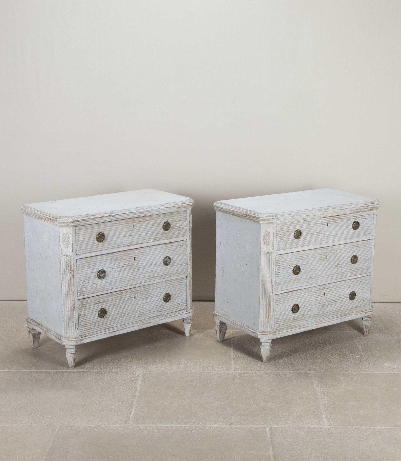 Coppia di cassettoni svedesi in stile gustaviano della fine del XIX secolo, di buona qualità, ridipinti, con bei dettagli e cassetti frontali con rilievi. Circa 1880.