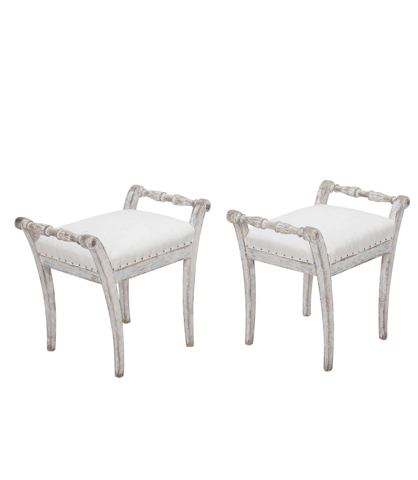 Paire de poufs de style gustavien de la fin du 19e siècle.
Poignées décoratives sculptées et pieds incurvés. Repeint en gris doux et nouvellement rembourré en lin.
Circa 1880.