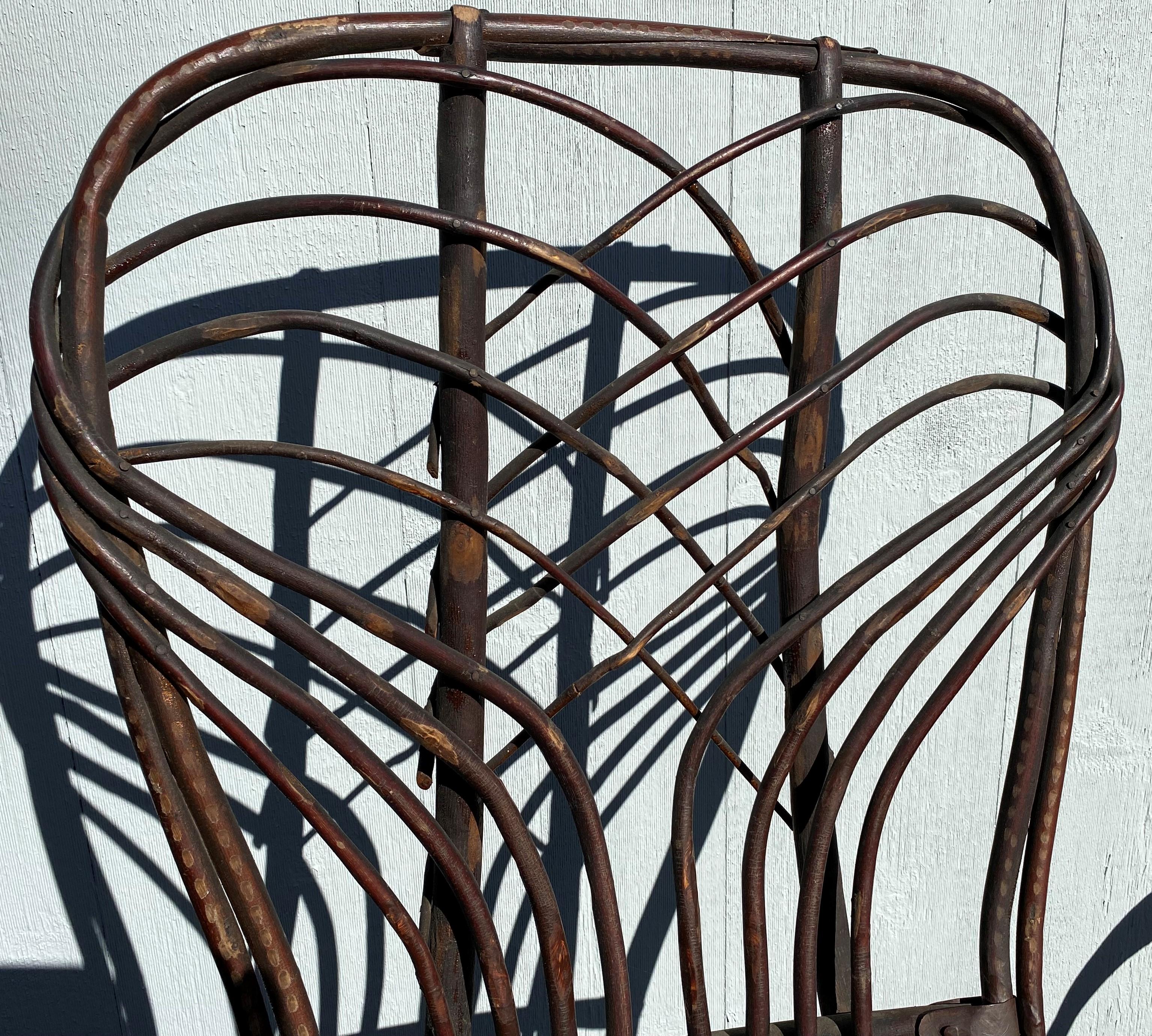 Brindilles Paire de fauteuils à bascule Adirondack peints en bois de rameau de la fin du 19e siècle en vente