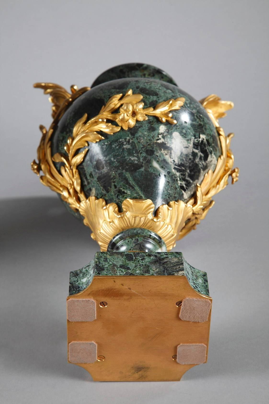 Fine XIX secolo Coppia di vasi in marmo e bronzo dorato di fine Ottocento in vendita