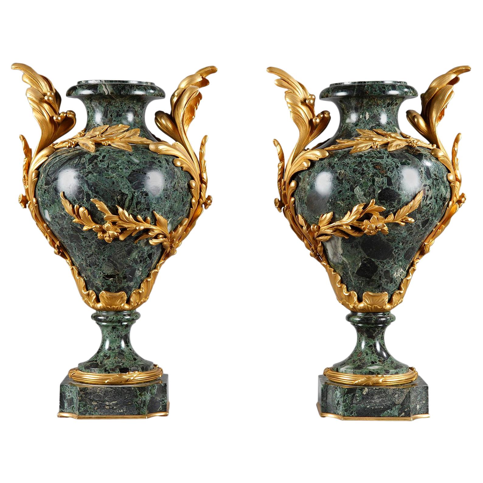 Coppia di vasi in marmo e bronzo dorato di fine Ottocento
