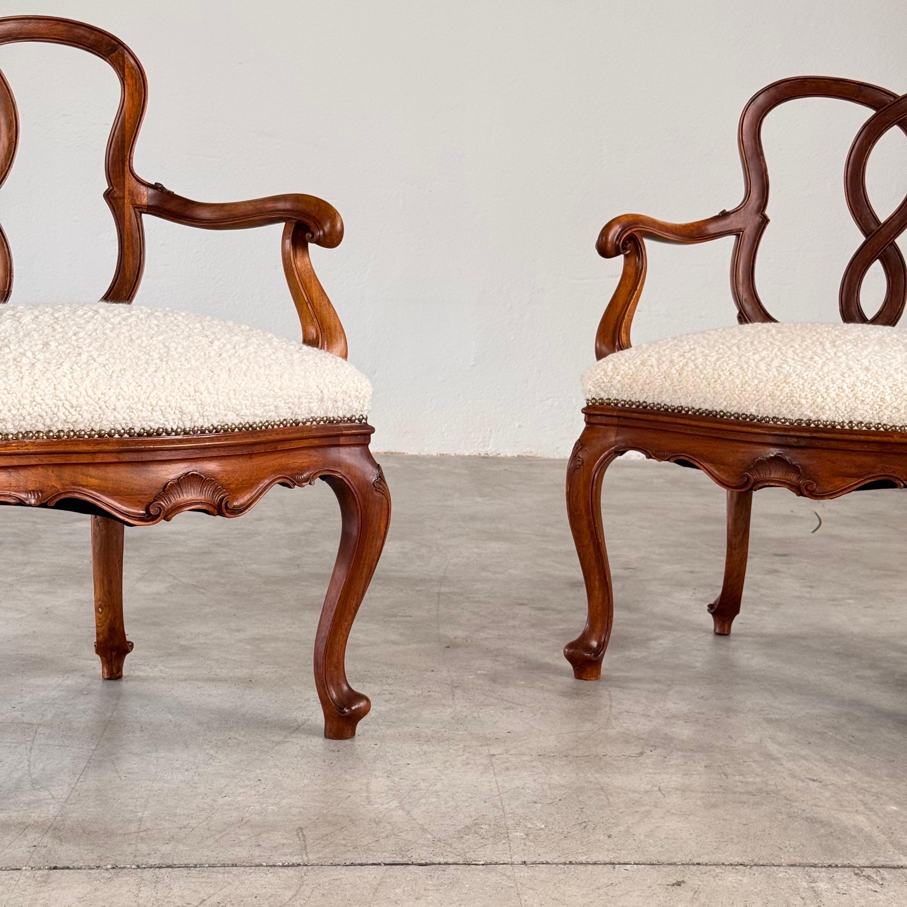 Pareja de Sillones Venecianos de Finales del Siglo XIX, Restaurados con Bouclé Dedar Milano Italiano en venta