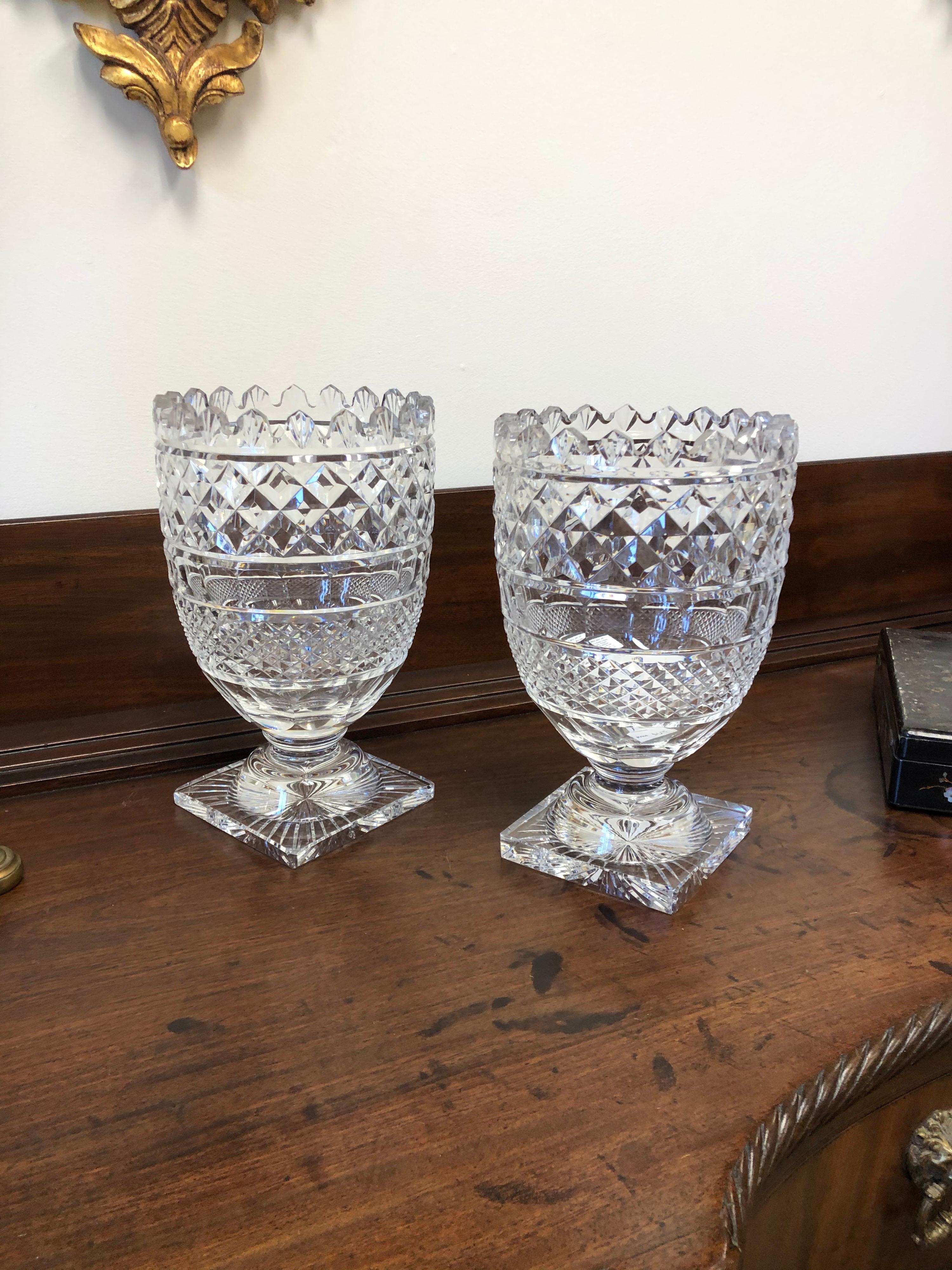 Paar Vasen aus geschliffenem Glas vom Ende des 19. oder Anfang des 20. Jahrhunderts.