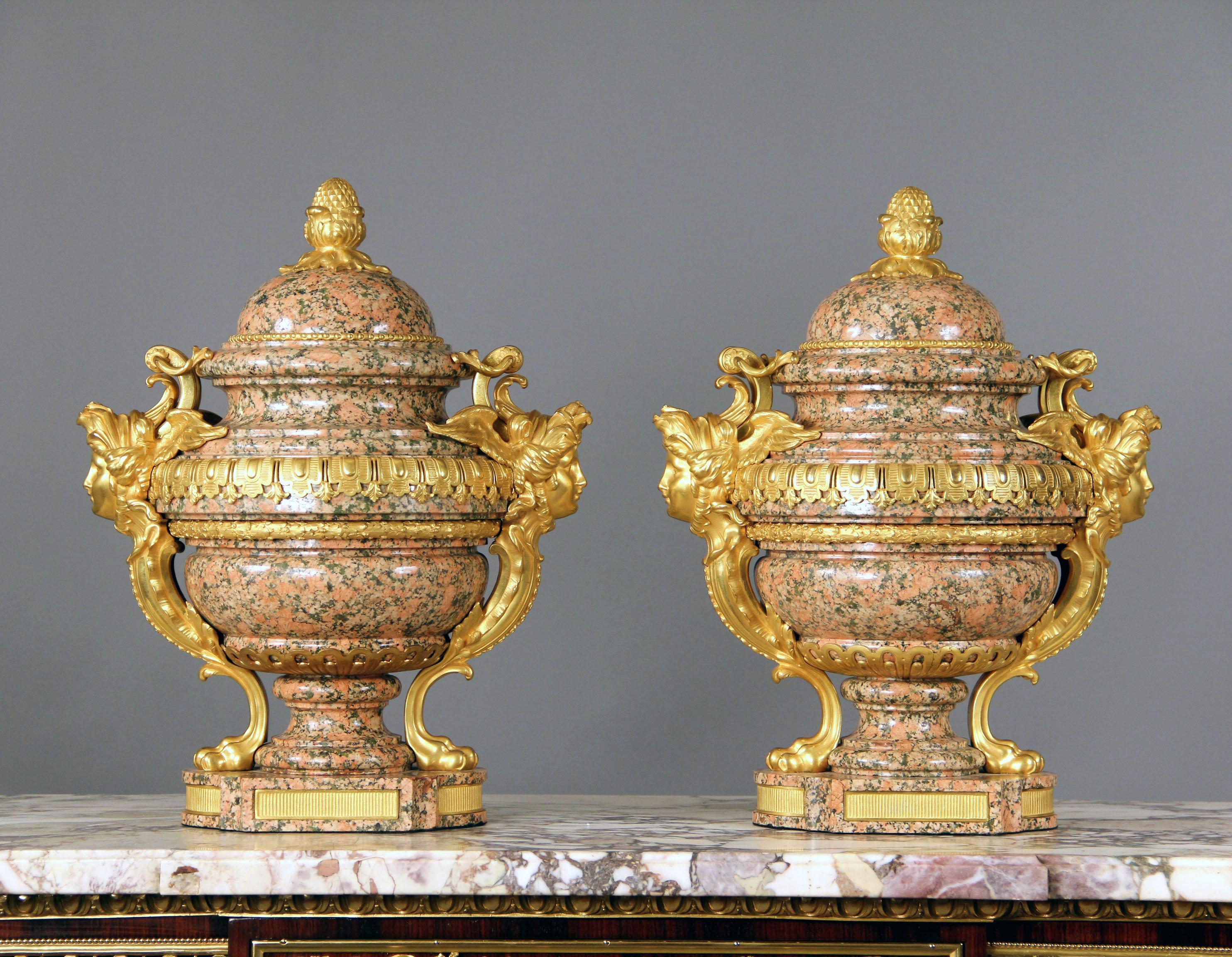 Rara coppia di urne in granito rosa montate su bronzo della fine del XIX secolo/inizio del XX secolo.


Ciascun coperchio a cupola con rifinitura a pigna, ciascun lato con maschera femminile alata, su supporti a zampa e zoccolo