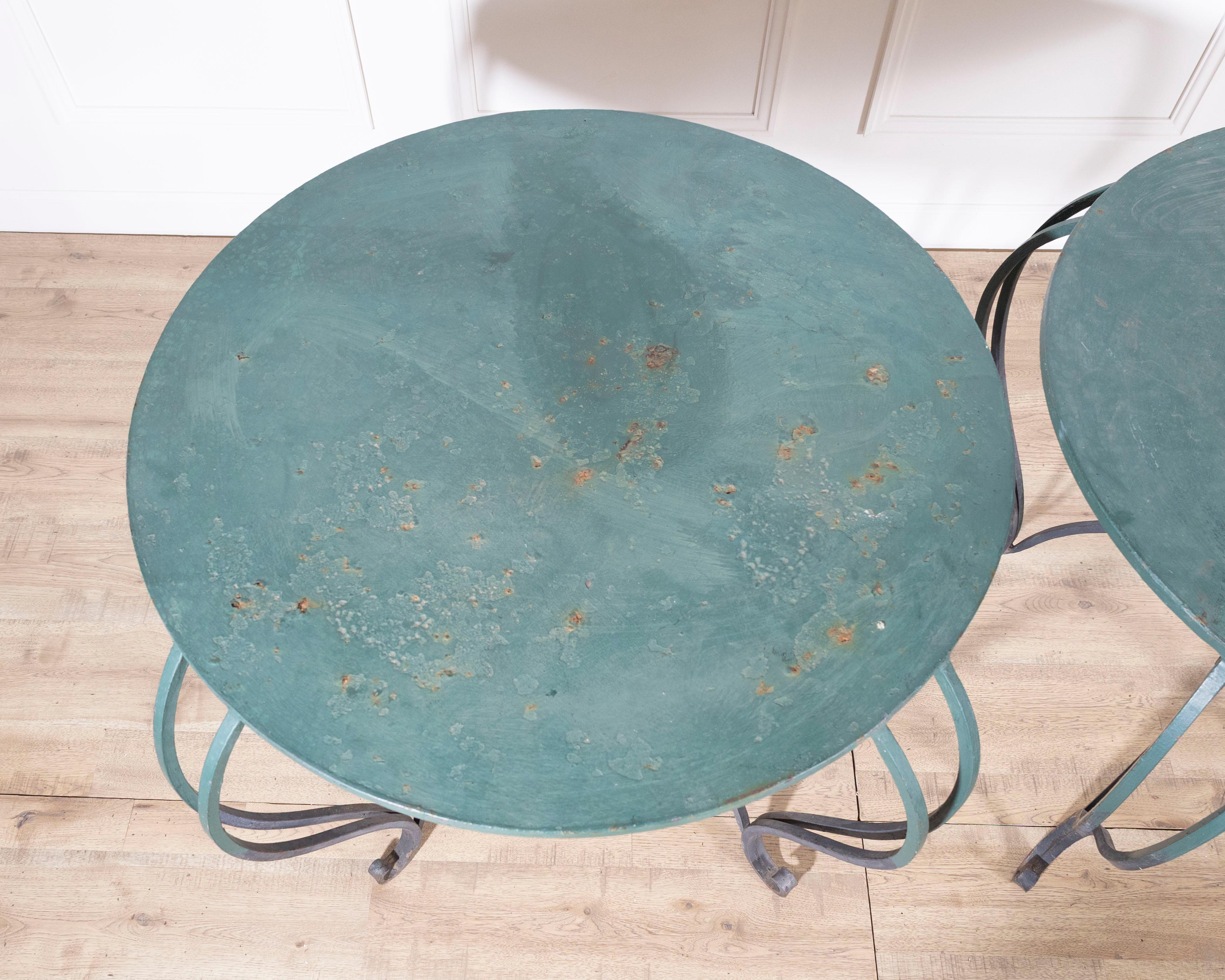 Paire de tables rondes en fer laqué de la fin du XIXe siècle et du début du XXe siècle Bon état - En vente à Atlanta, GA