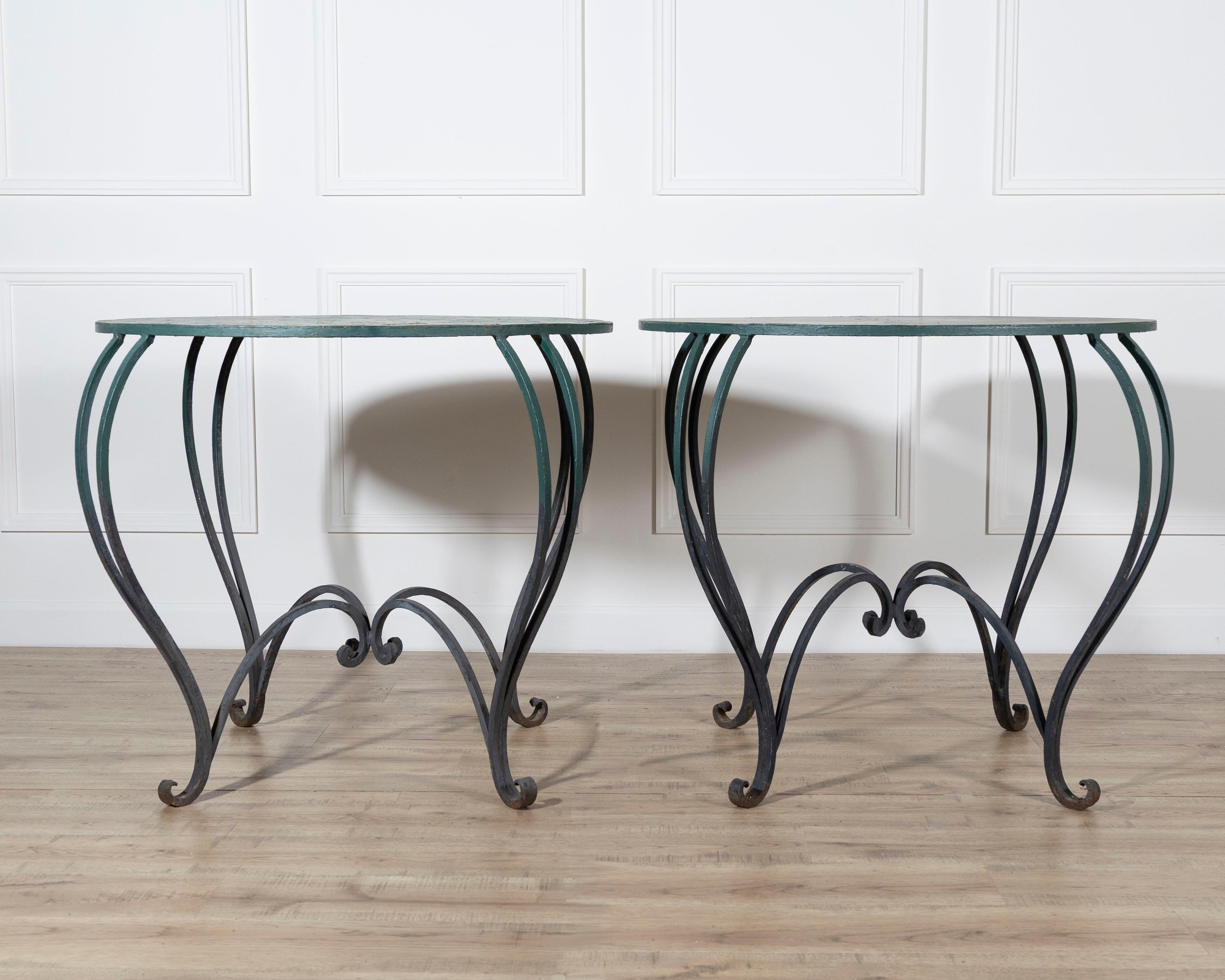 Fer Paire de tables rondes en fer laqué de la fin du XIXe siècle et du début du XXe siècle en vente