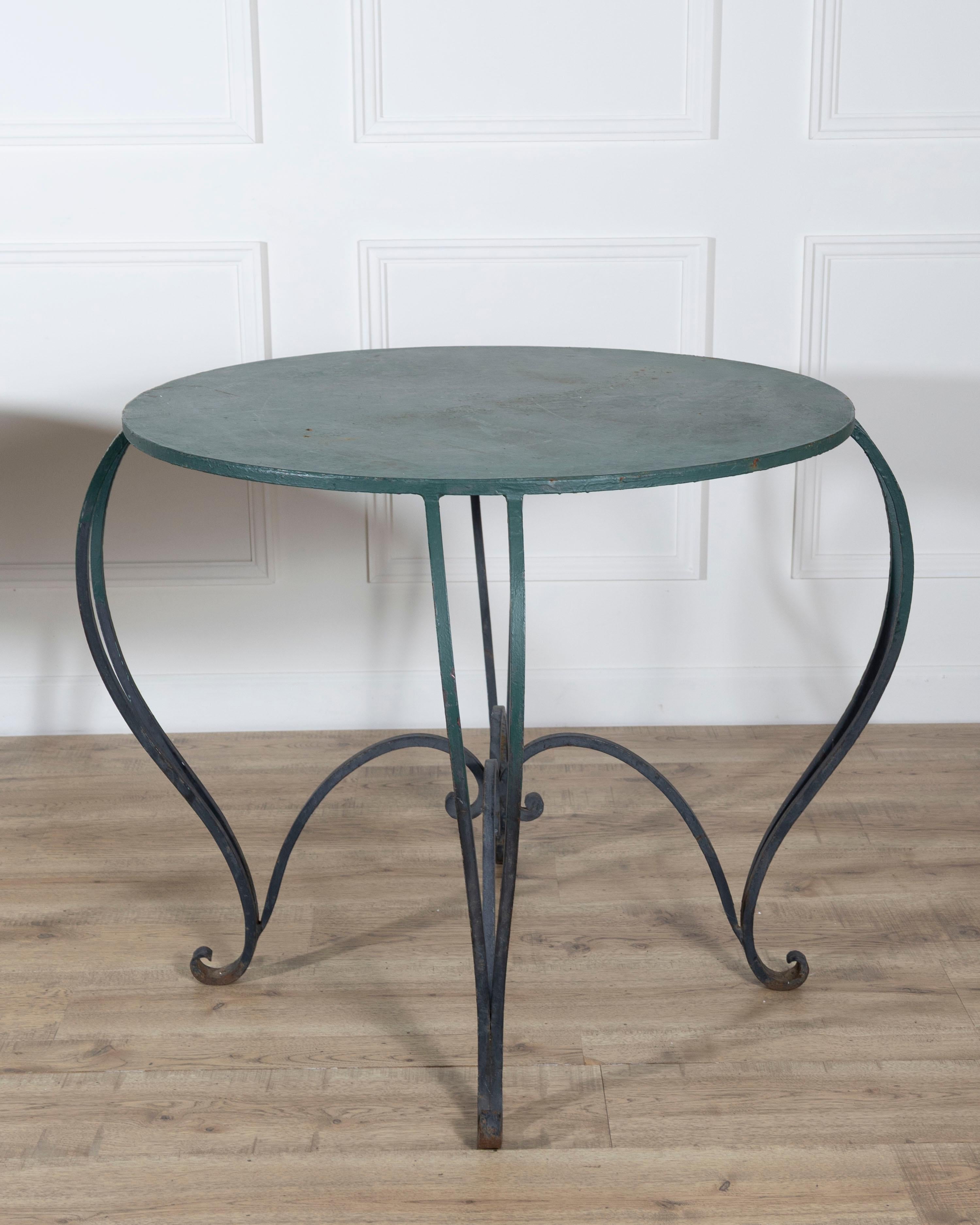 Paire de tables rondes en fer laqué de la fin du XIXe siècle et du début du XXe siècle en vente 1