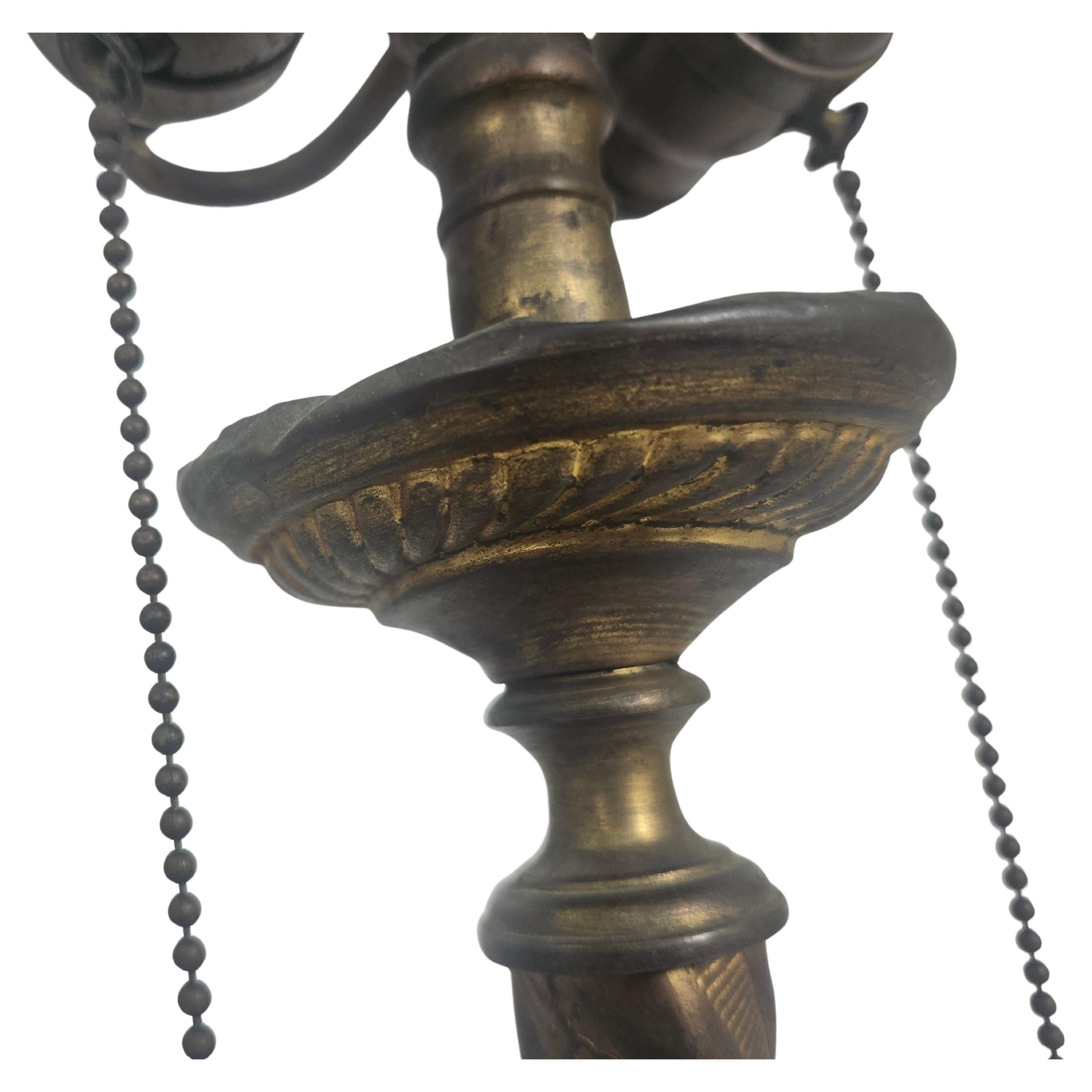 Sehr schönes Paar Kerzenhalter aus Messing aus dem 19. Jahrhundert, die vor einiger Zeit elektrifiziert wurden und eine dunkle Patina aufweisen. Spiralförmig gedrehte Säulen mit durchgehender Handarbeit. Sehr verschnörkelte Basen mit einem großen M